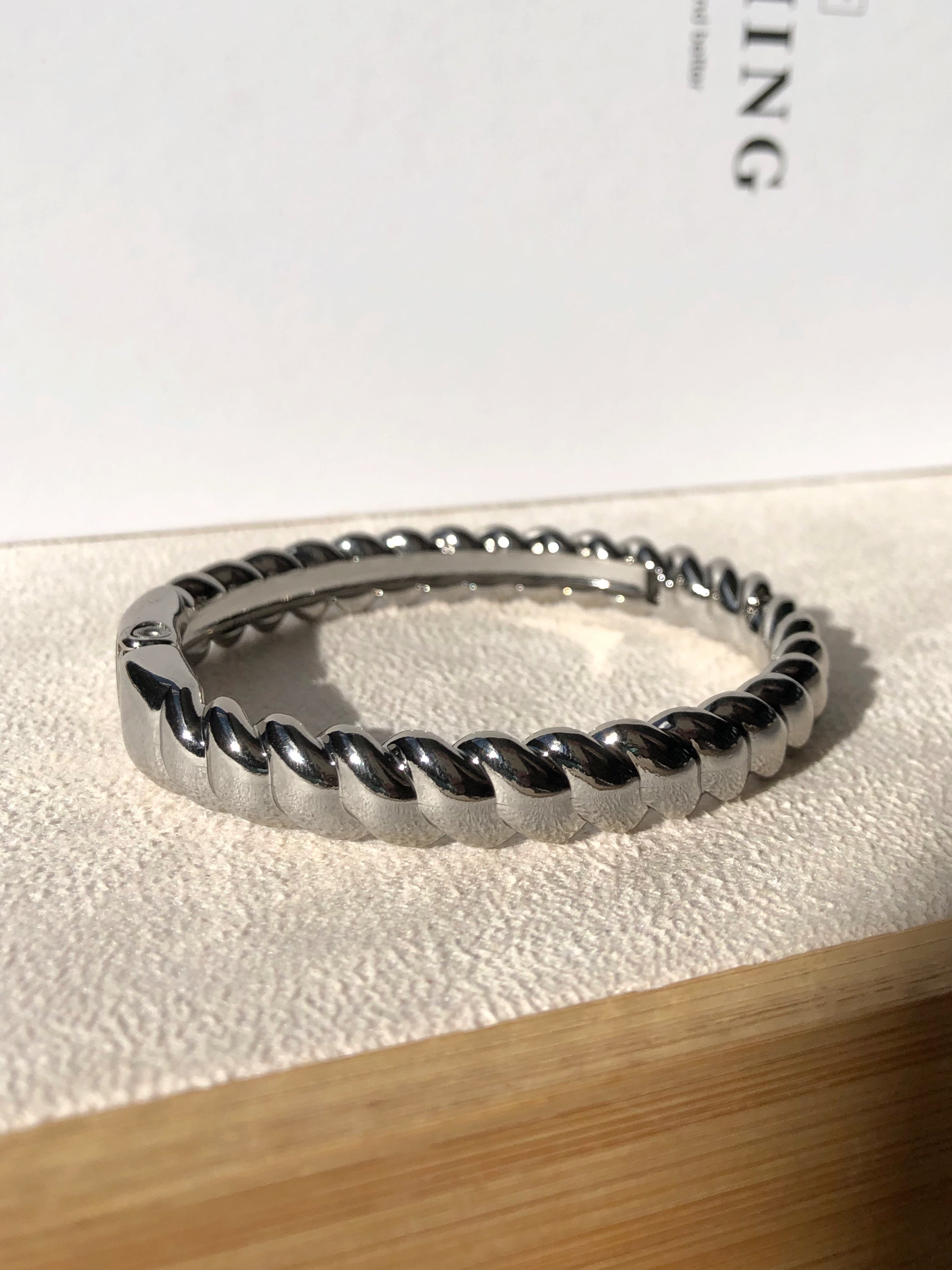 Bracelete Joice Volta Torcida Ródio Branco 17cm