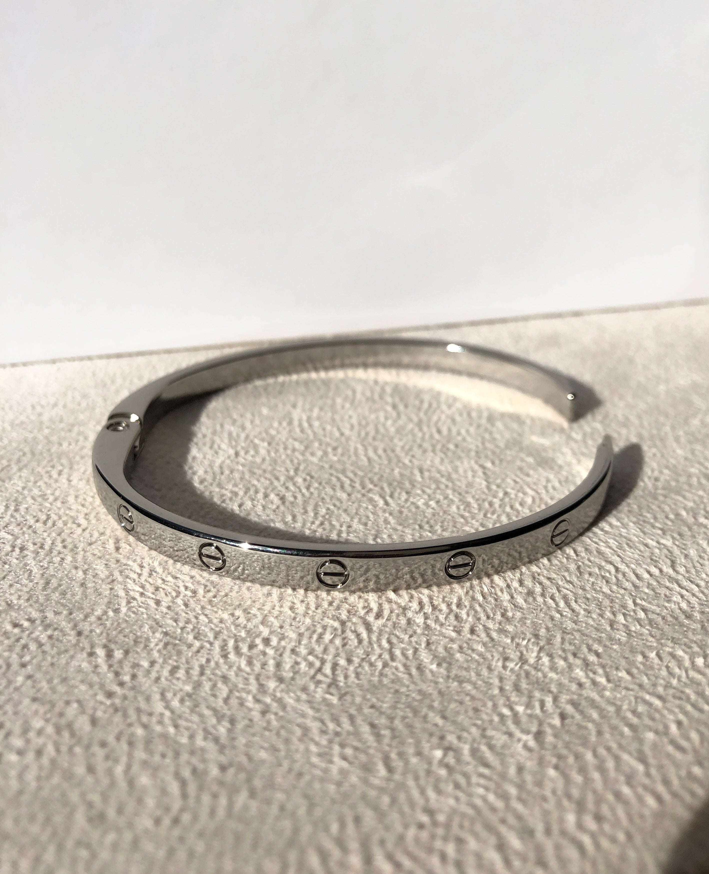 Bracelete Fino Parafuso Em Banho Ródio Branco 17cm