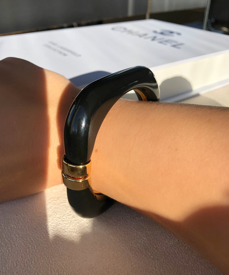 Bracelete Quadrado Em Acrílico Cor Preto Com Detalhes Em Banho Ouro 18k 18cm