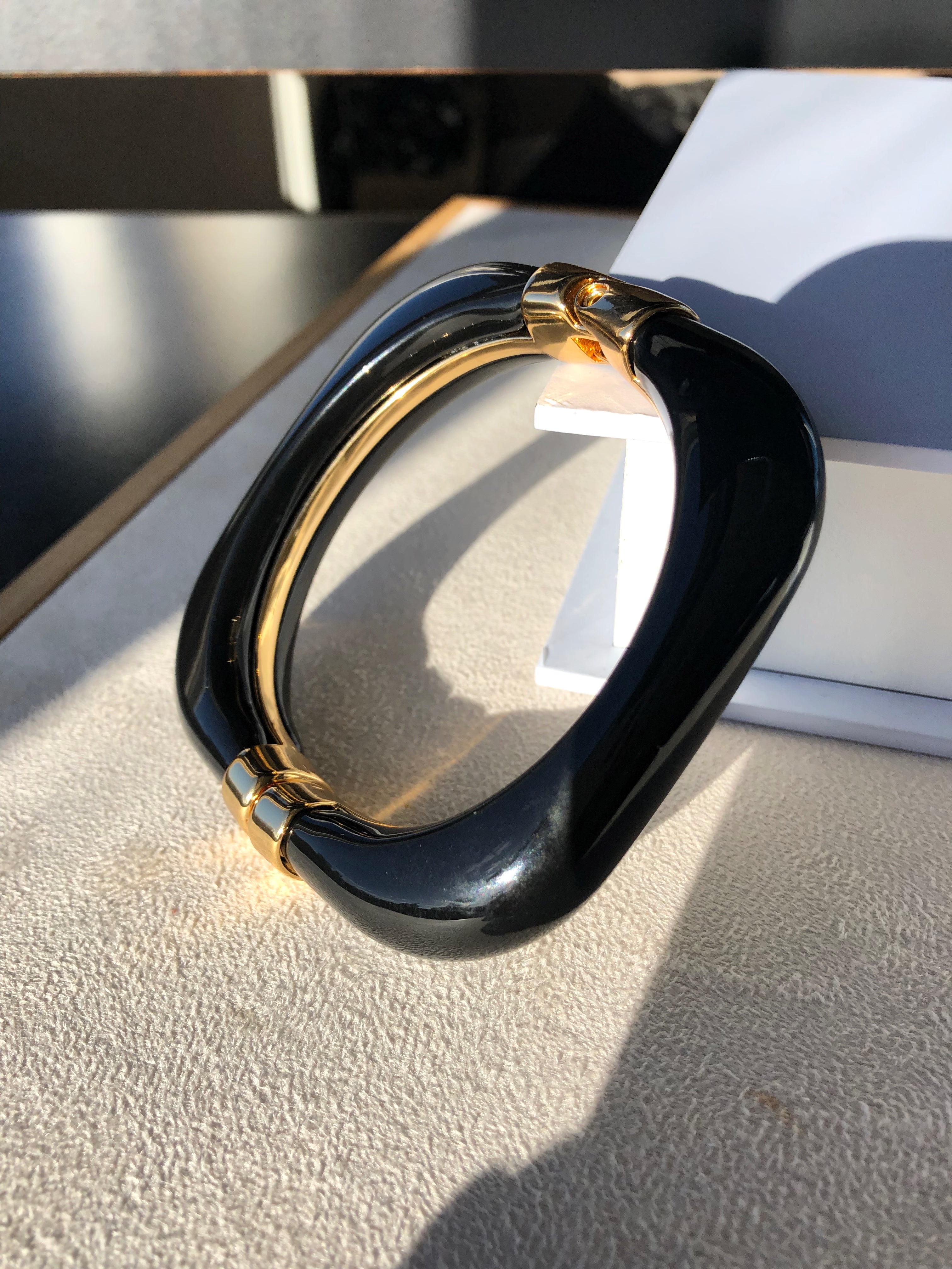 Bracelete Quadrado Em Acrílico Cor Preto Com Detalhes Em Banho Ouro 18k 18cm