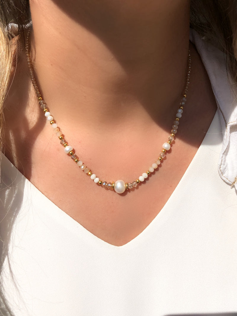 Colar Cristais Tons Perolados Detalhes Em Bolinhas E Pérola Água Doce 38cm