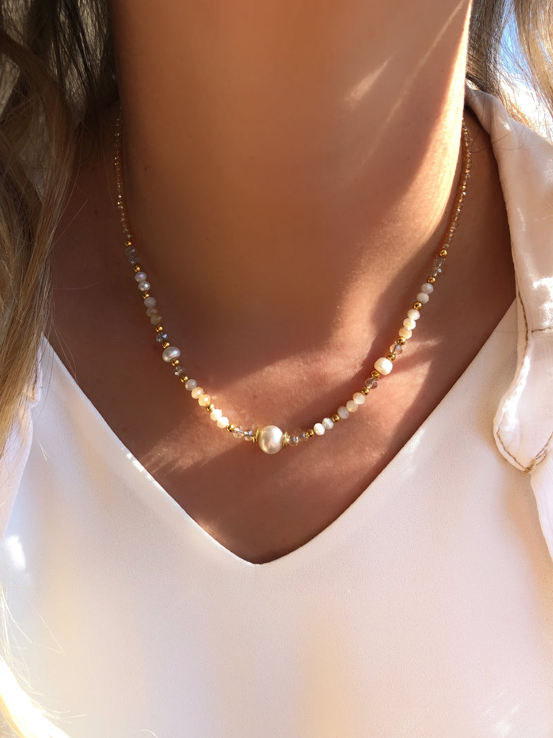 Colar Cristais Tons Perolados Detalhes Em Bolinhas E Pérola Água Doce 38cm