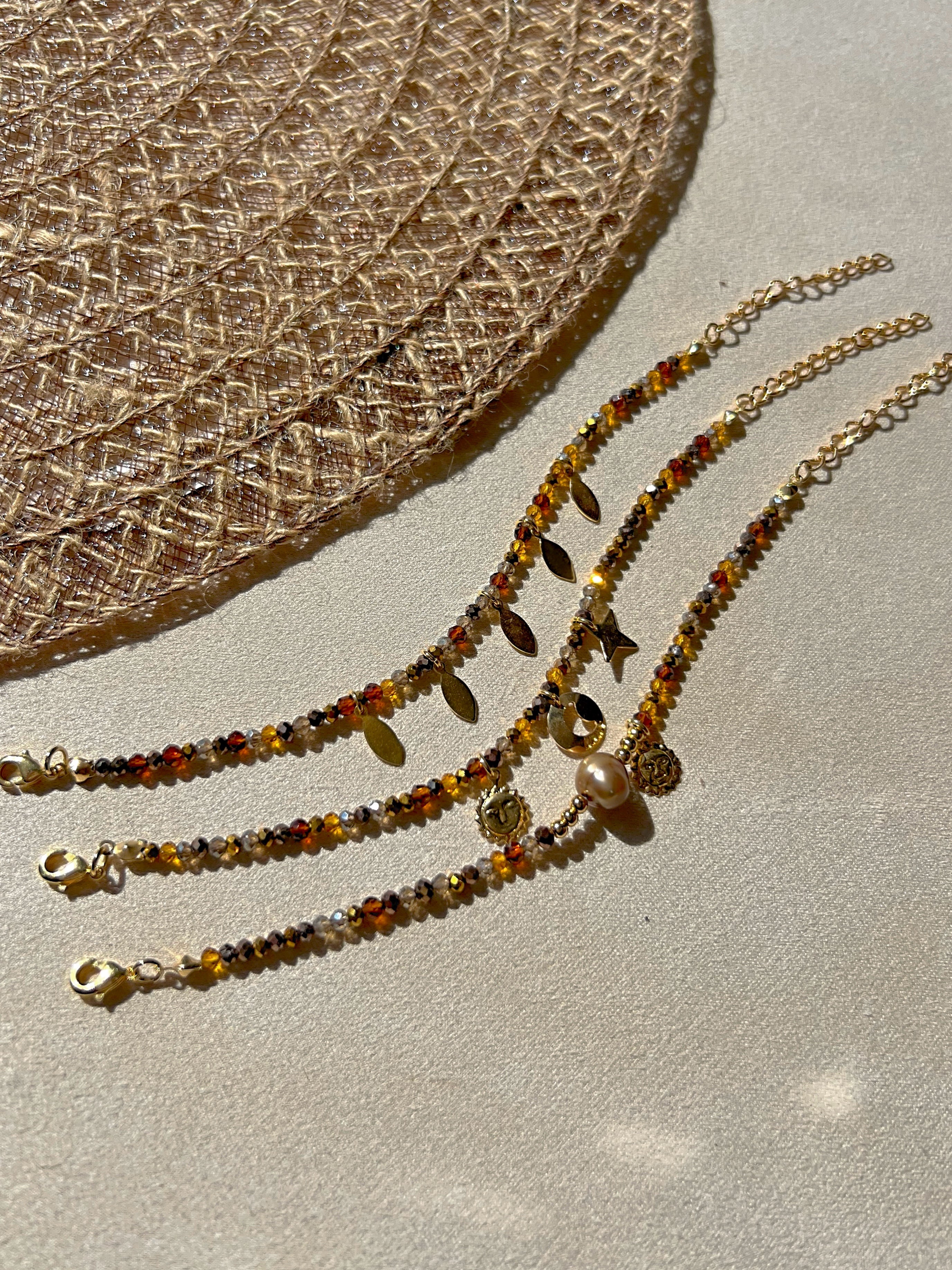 Mix De Três Pulseiras Tons Marrons e Pins Céu