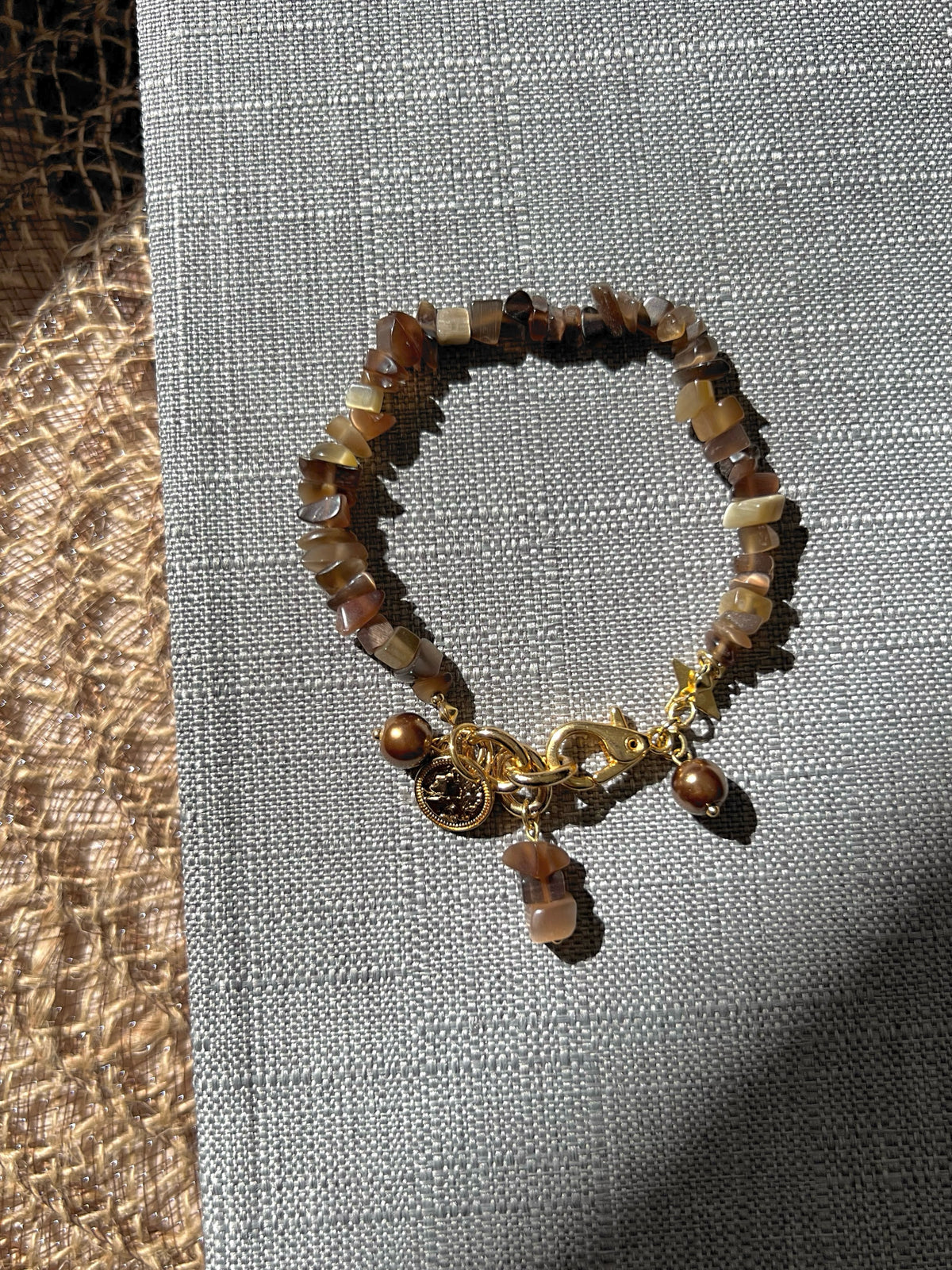 Pulseira Pedras Naturais Ágata Marrom e Pingentes 20cm