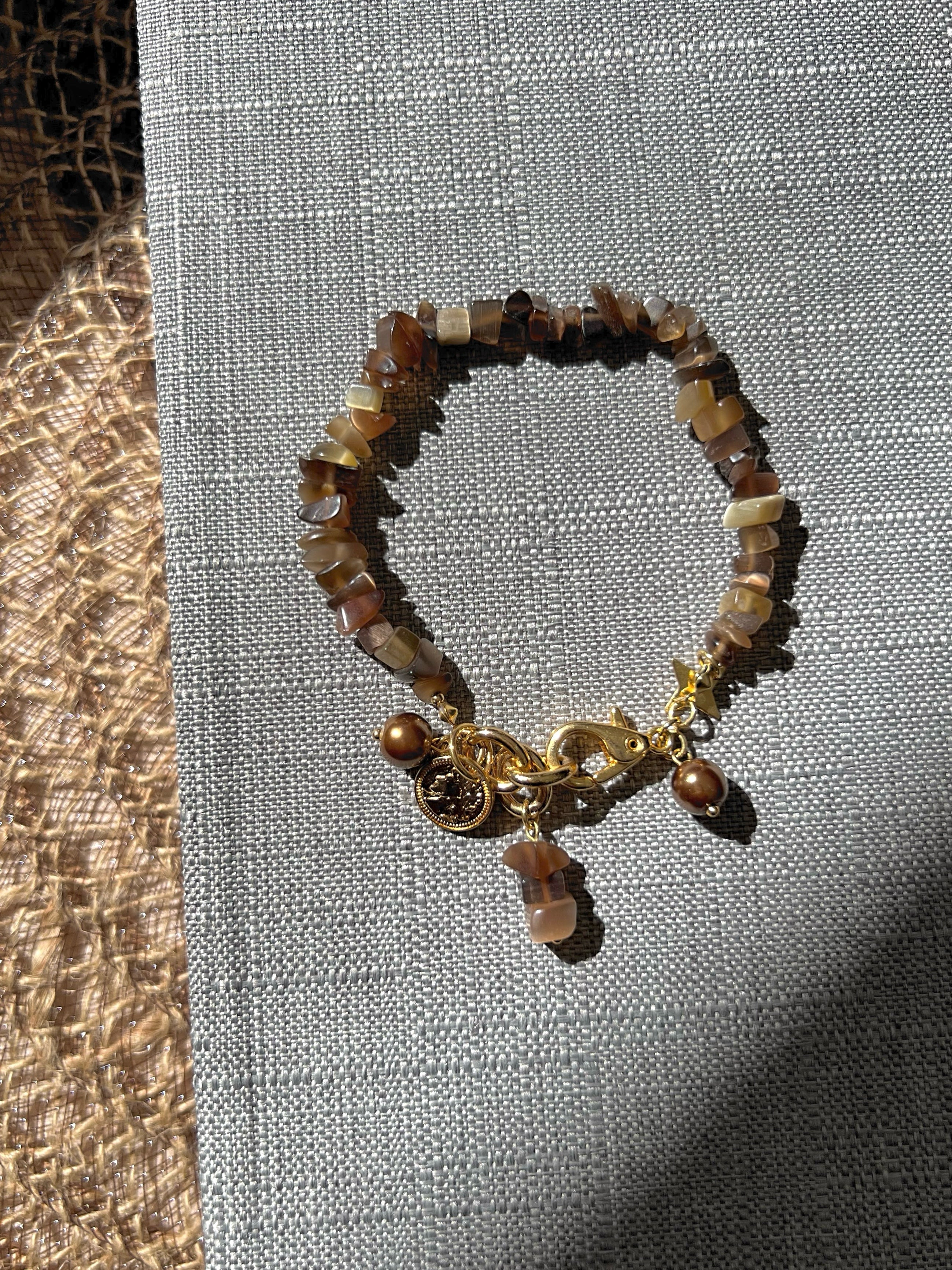 Pulseira Pedras Naturais Ágata Marrom e Pingentes 20cm