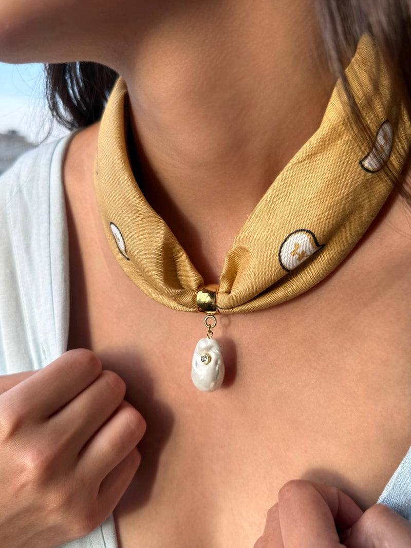 Colar Lenço Bege Pérola Shell Barroca