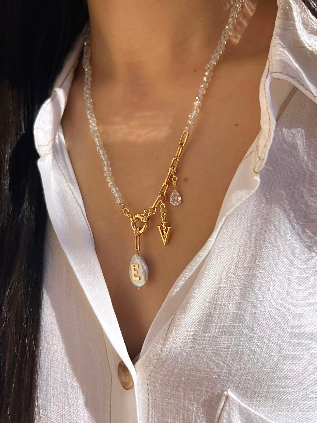 Colar Profissões Pins Removíveis Com Pérola Barroca e Inicial 50cm