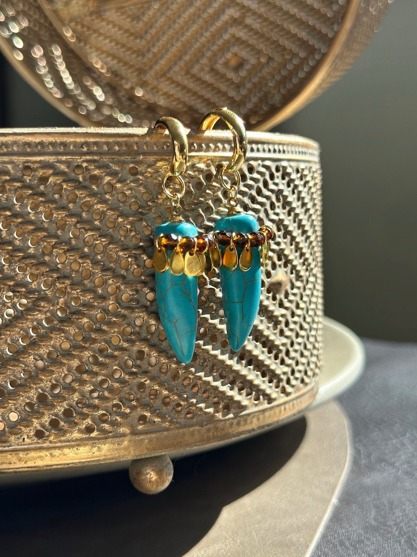 Brinco Argola Dente Turquesa e Gotinhas