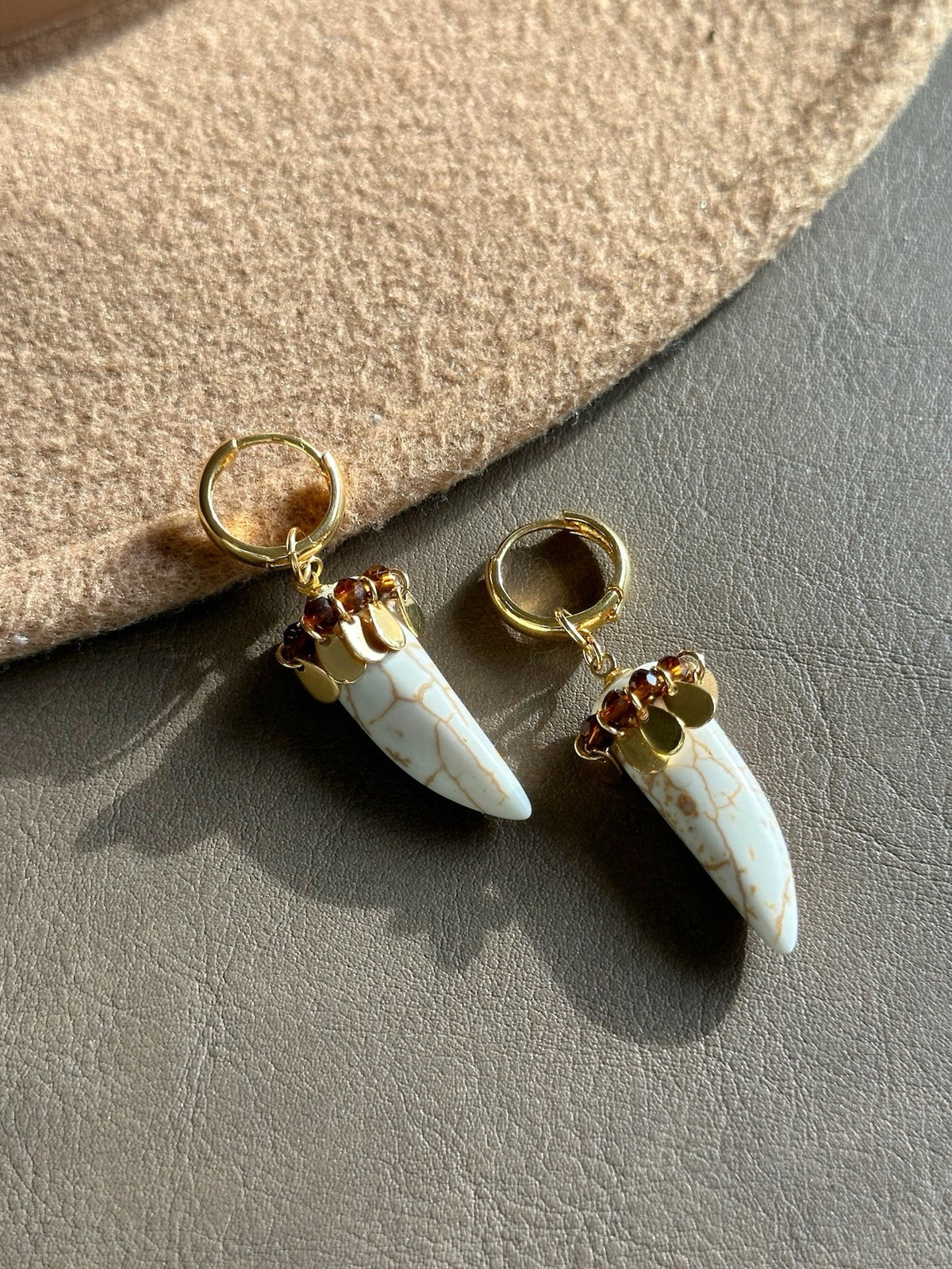Brinco Argola Dente Pedra Natural Howlita e Gotinhas