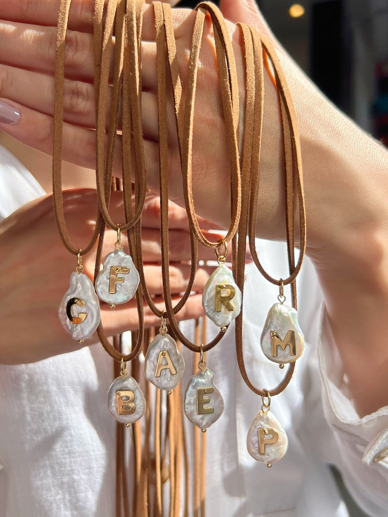 Colar Camurça Inicial Com Pérola Barroca