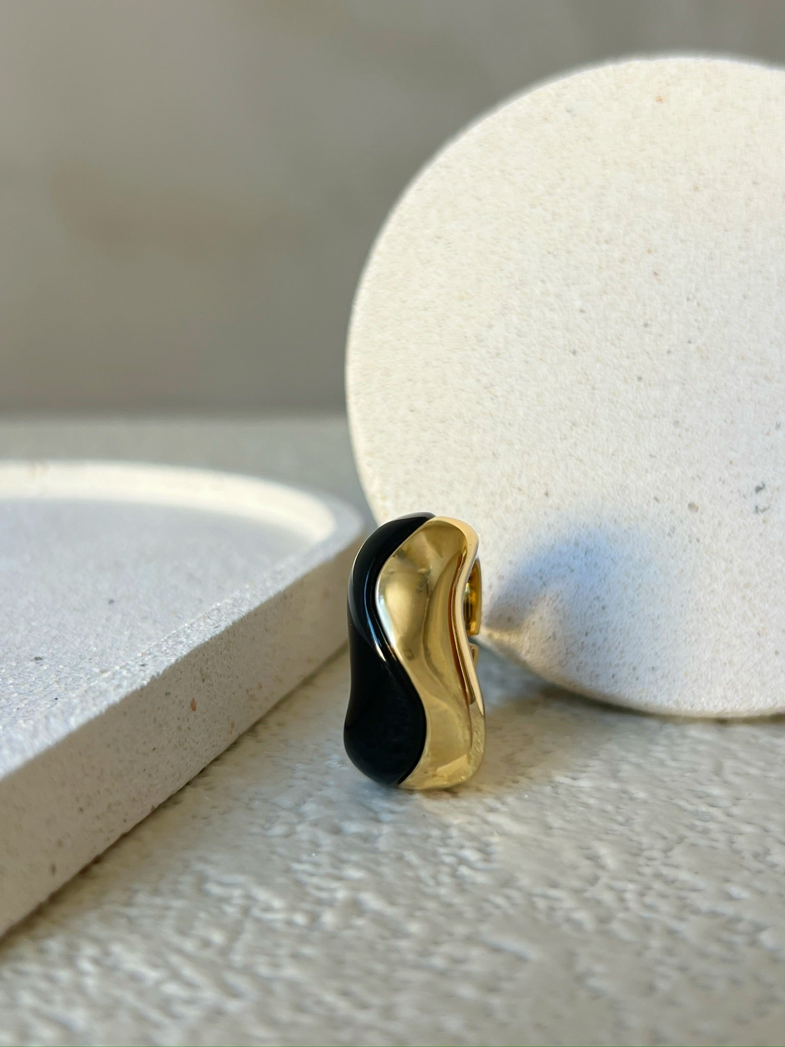 Conjunto De Três Peças Bracelete, Anel e Brinco Preto Onda