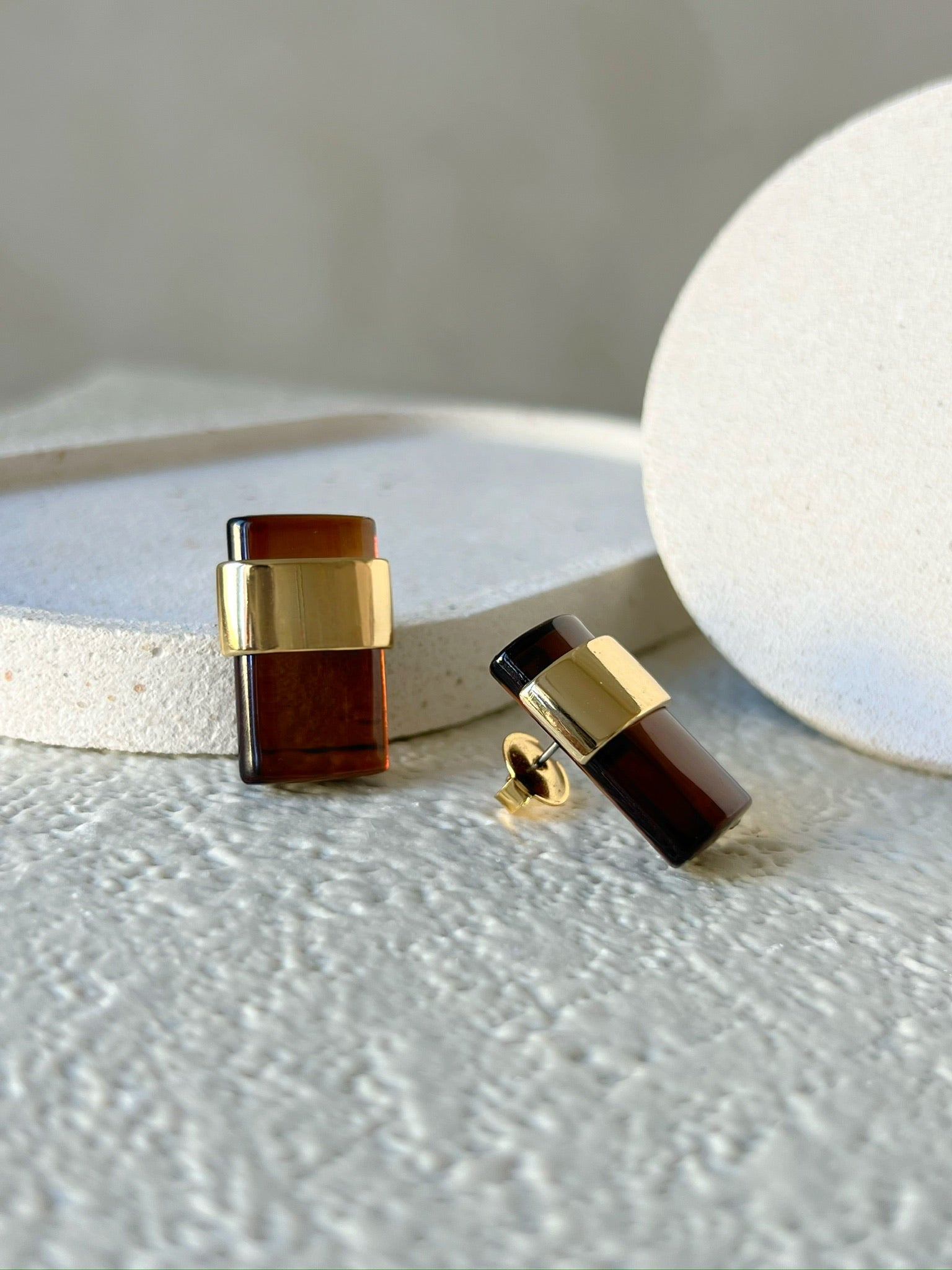 Conjunto De Três Peças Ouro e Detalhes Marrom
