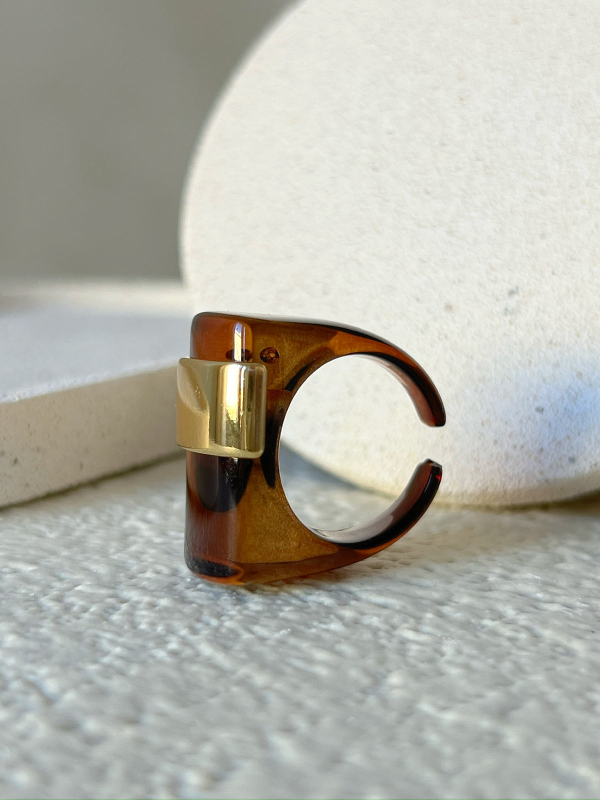 Anel Retangular Detalhes Marrom e Banho Ouro 18k