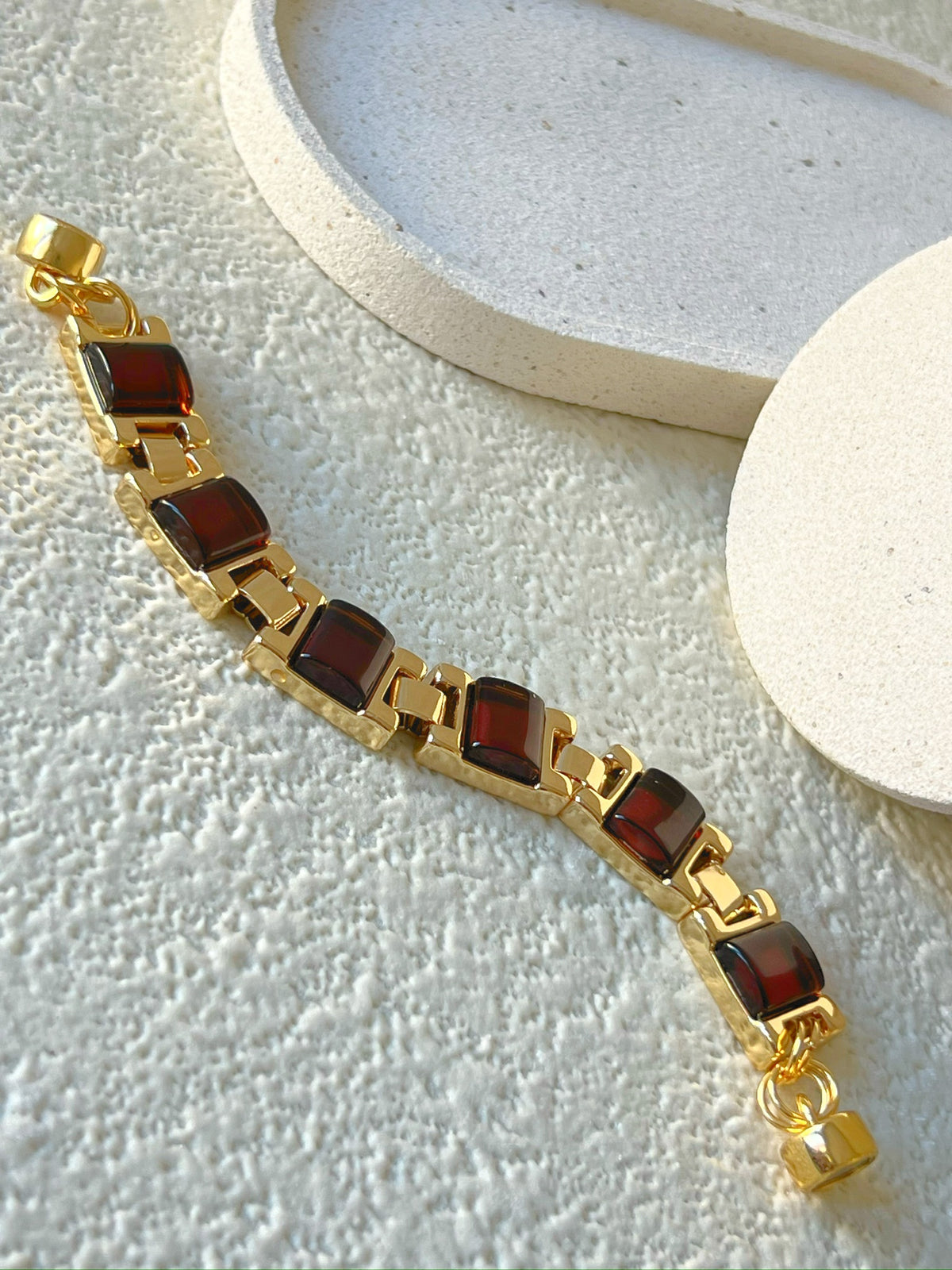 Pulseira Retangular Banho Ouro Com Detalhes Marrom