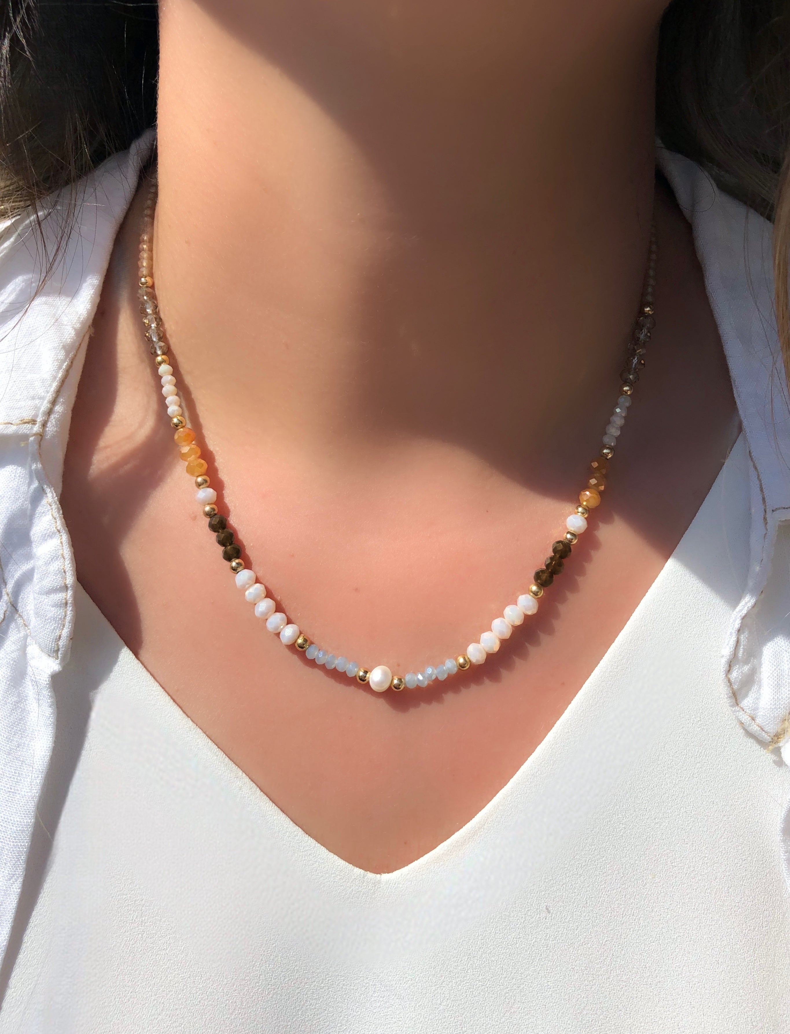 Colar Cristais Coloridos Tons Nude Com Pérola Água Doce E Detalhes Em Bolinhas 40cm