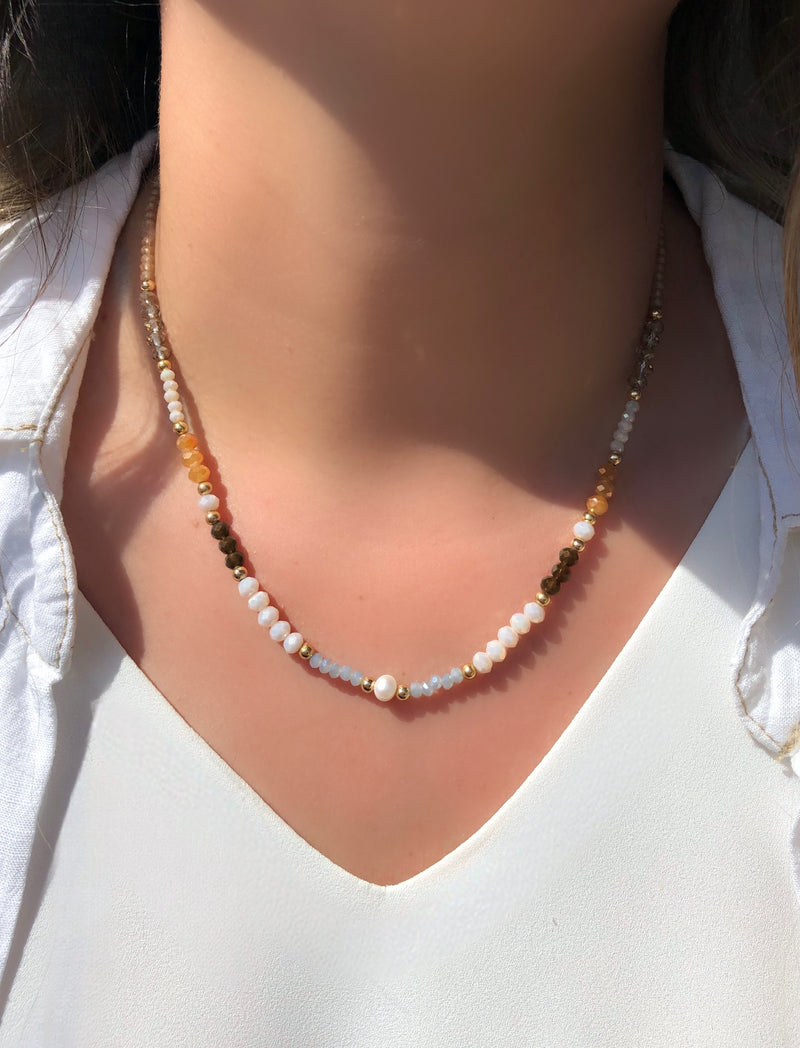 Colar Cristais Coloridos Tons Nude Com Pérola Água Doce E Detalhes Em Bolinhas 40cm