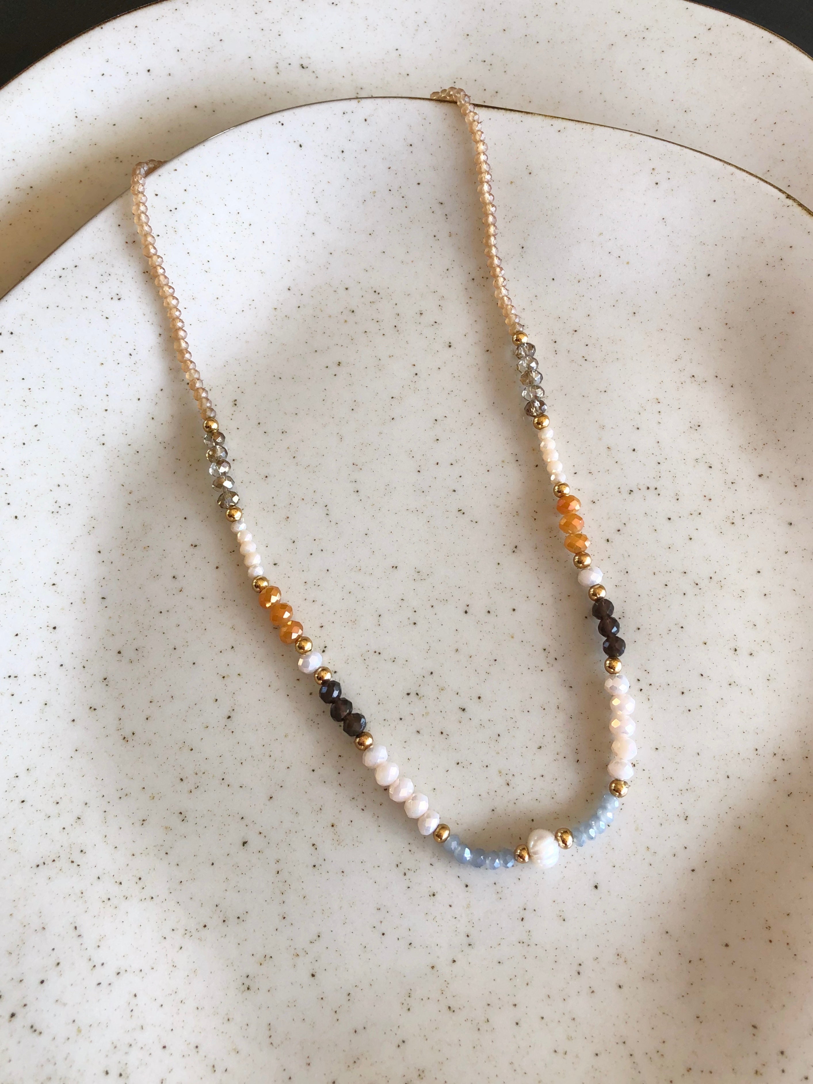 Colar Cristais Coloridos Tons Nude Com Pérola Água Doce E Detalhes Em Bolinhas 40cm
