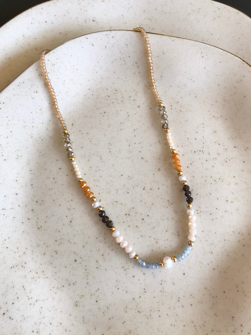 Colar Cristais Coloridos Tons Nude Com Pérola Água Doce E Detalhes Em Bolinhas 40cm