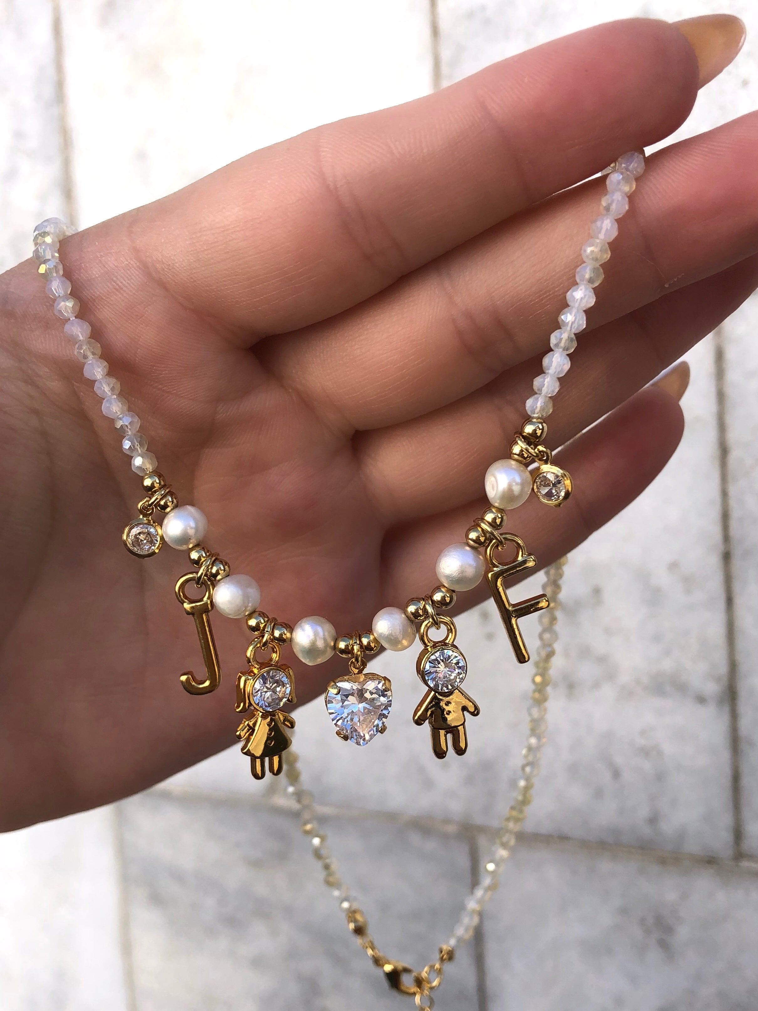 Colar Namorados, Pérolas Naturais + 2 Letras + Casal + Zircônias Brancas