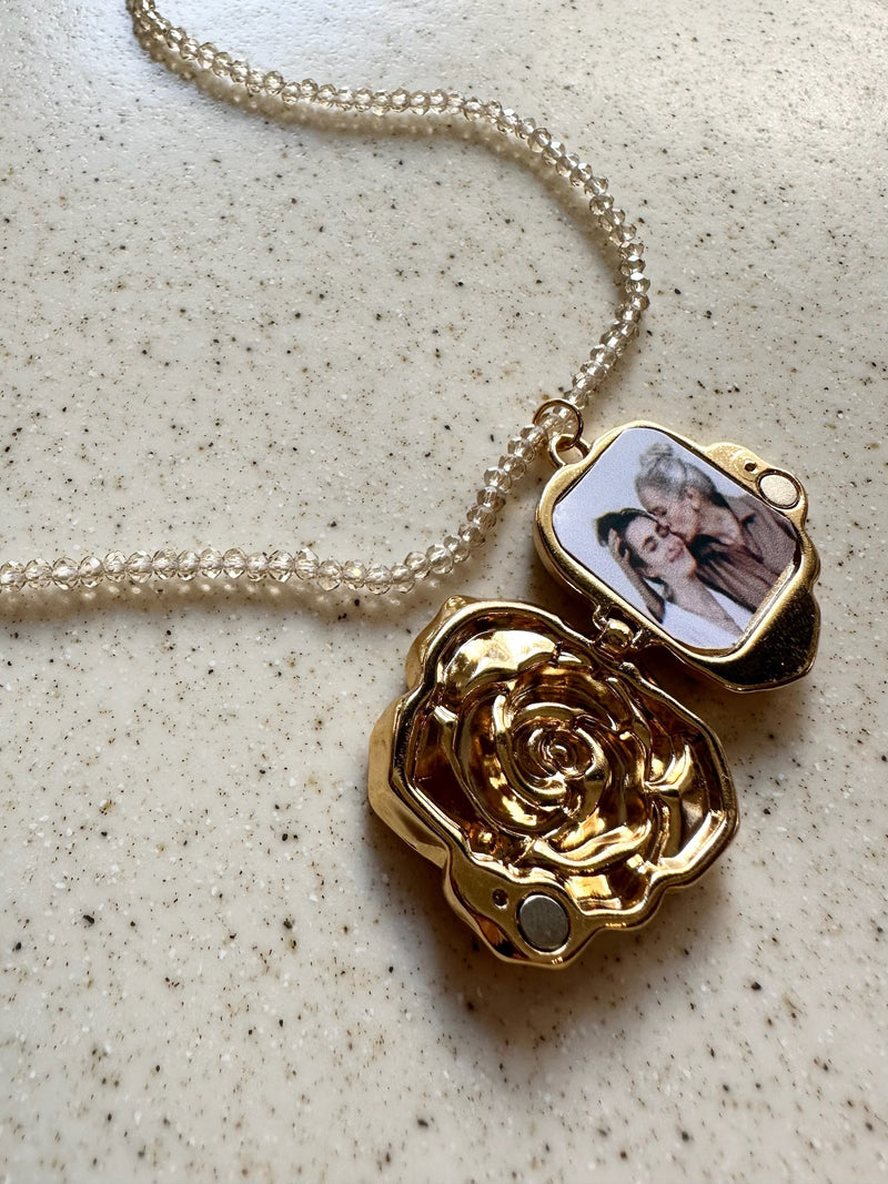 Colar Relicário Rosa Cristais Lapidados 70cm