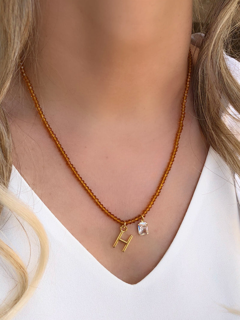 Colar De Cristais Lapidados Cor Caramelo Personalizado Letra Média Com Baguete Zircônia