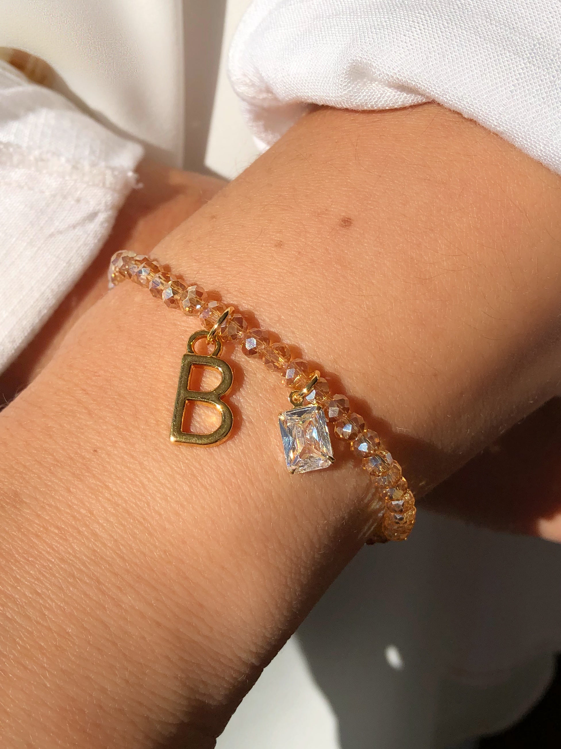 Pulseira De Cristais Lapidados Cor Dourado Personalizado Letra Média Com Baguete Zircônia