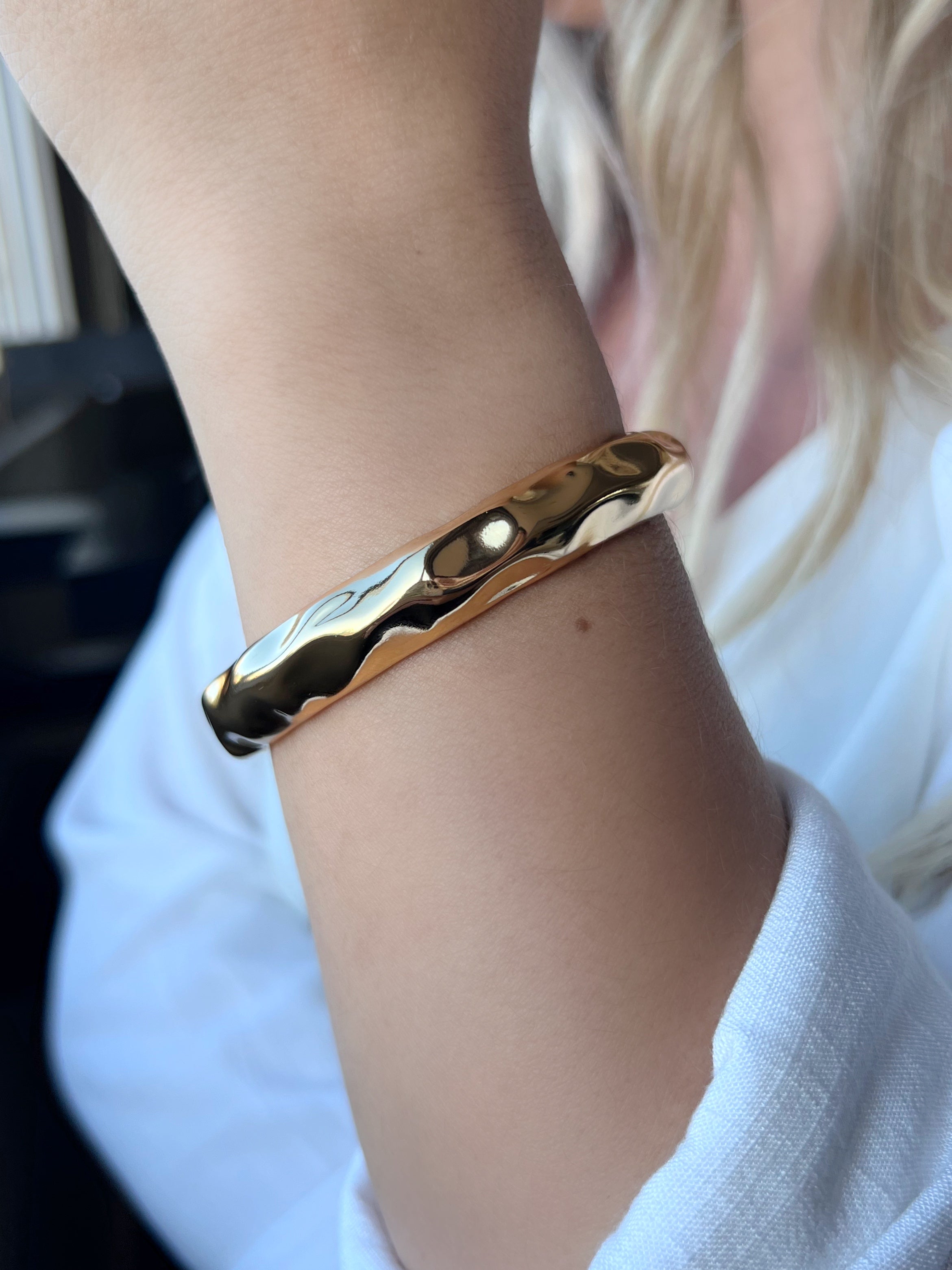 Bracelete Martelado Em Banho Ouro 17cm