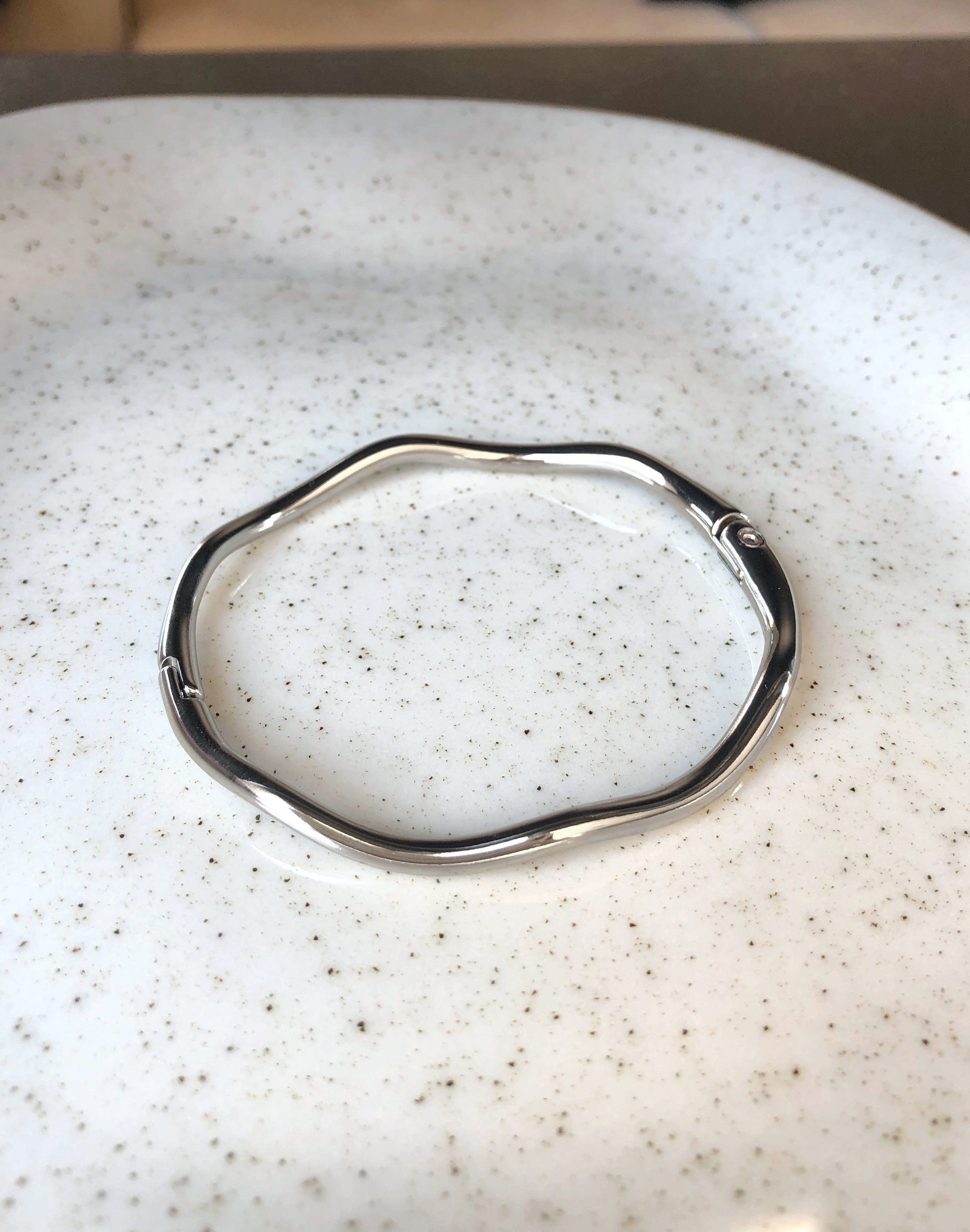 Bracelete Ondulado Fino Em Banho Ródio Branco 17cm