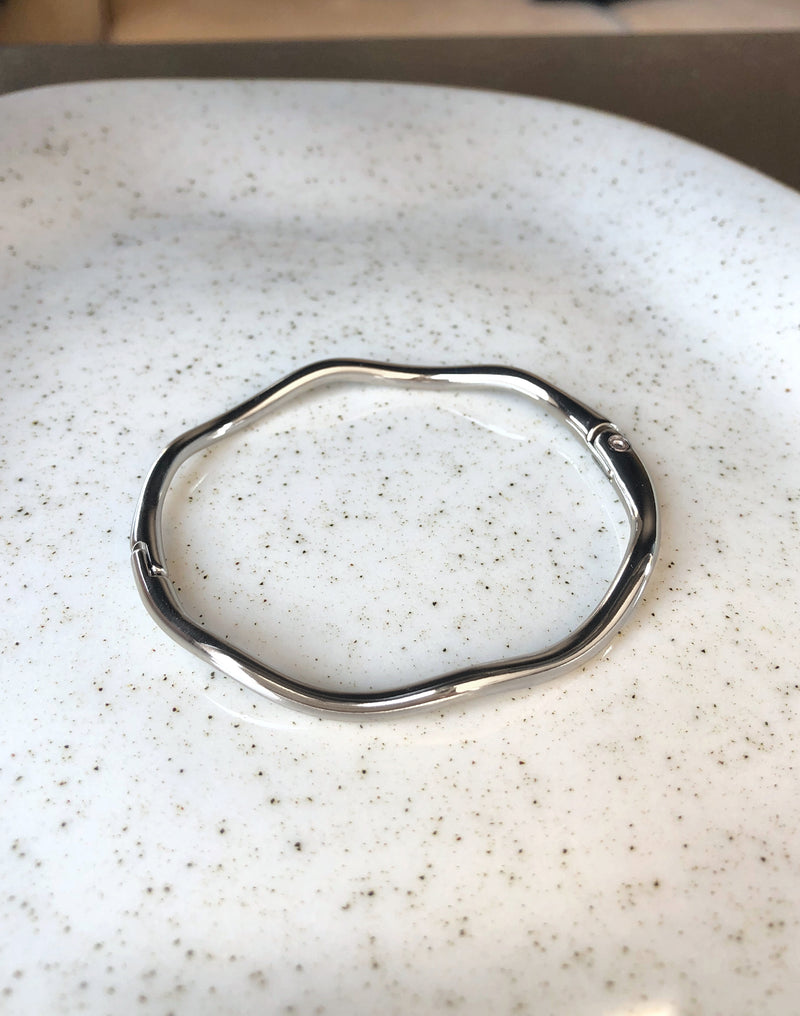 Bracelete Ondulado Fino Em Banho Ródio Branco 17cm