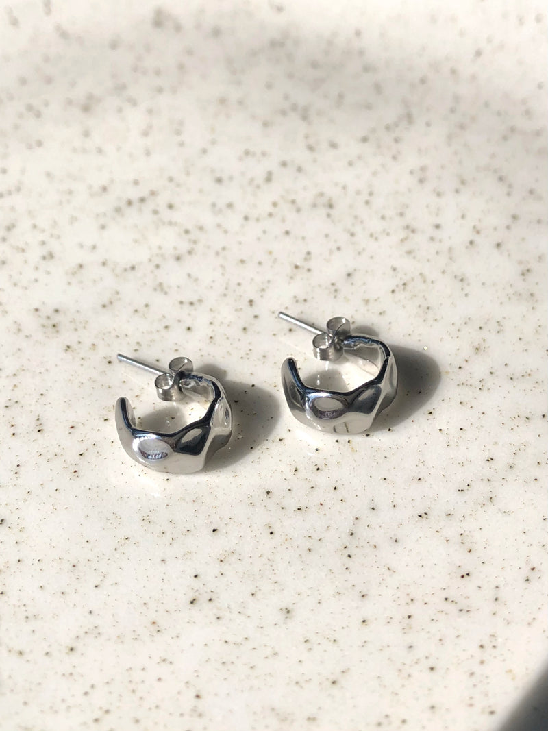 Par De Brinco Argola Pequena Em Banho Ródio Branco Martelada