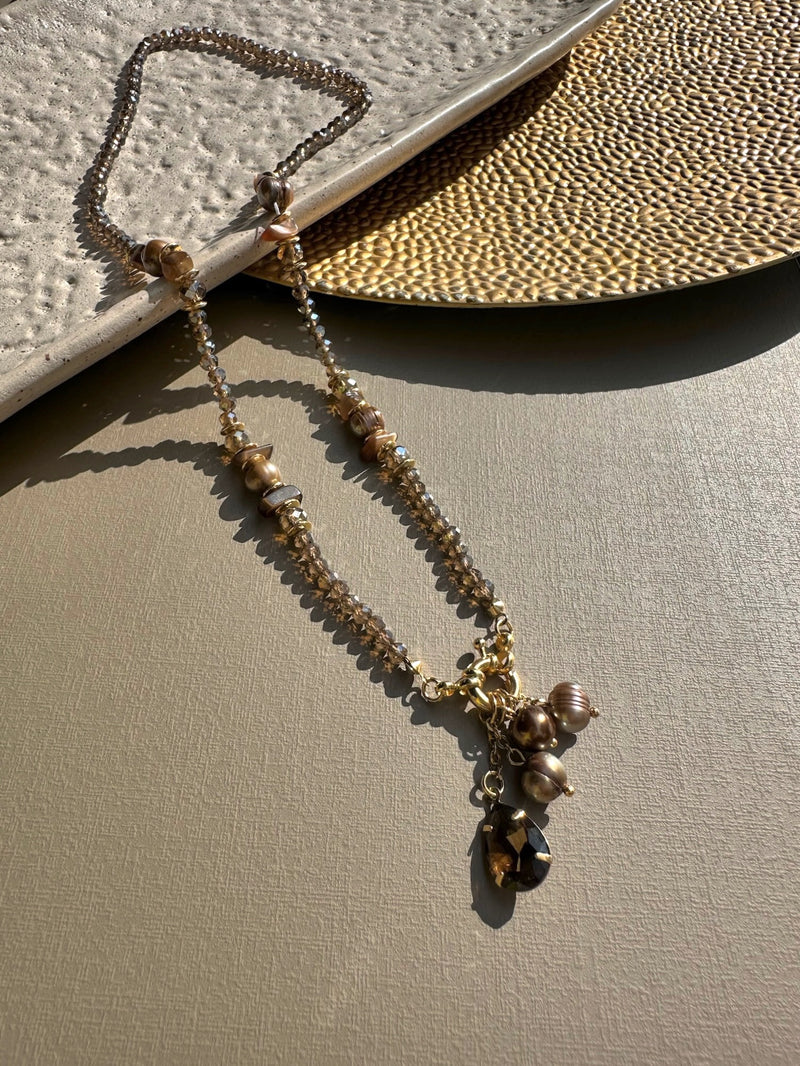 Colar Cristais Cor Marrom Claro E Cacho De Pérolas 55cm