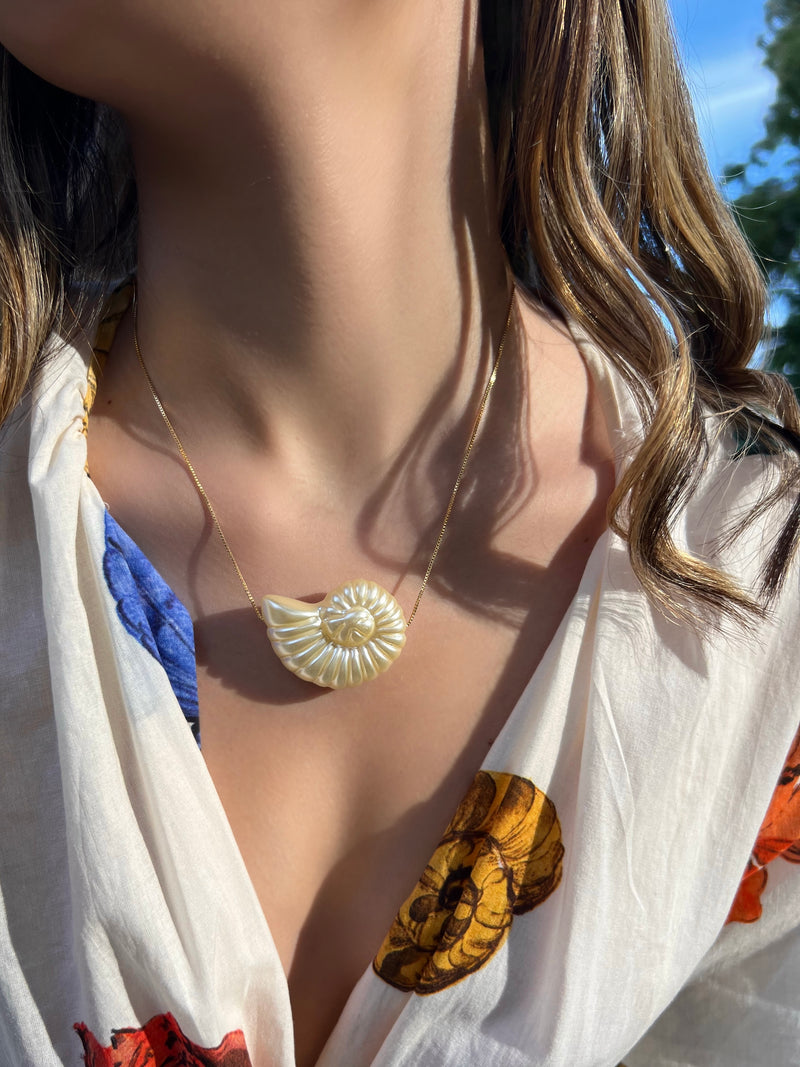 Colar Linha Mar Corrente Veneziana Fina Com Caracol Pérola Acrílica 45cm