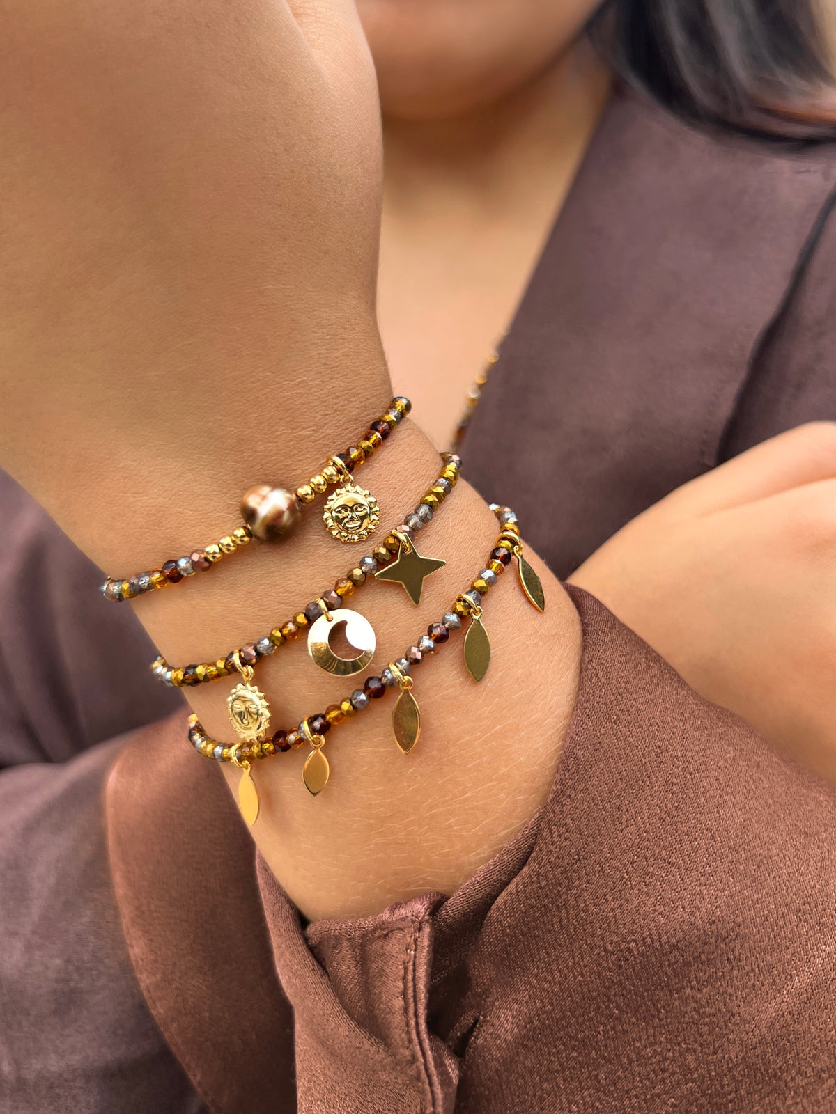 Mix De Três Pulseiras Tons Marrons e Pins Céu