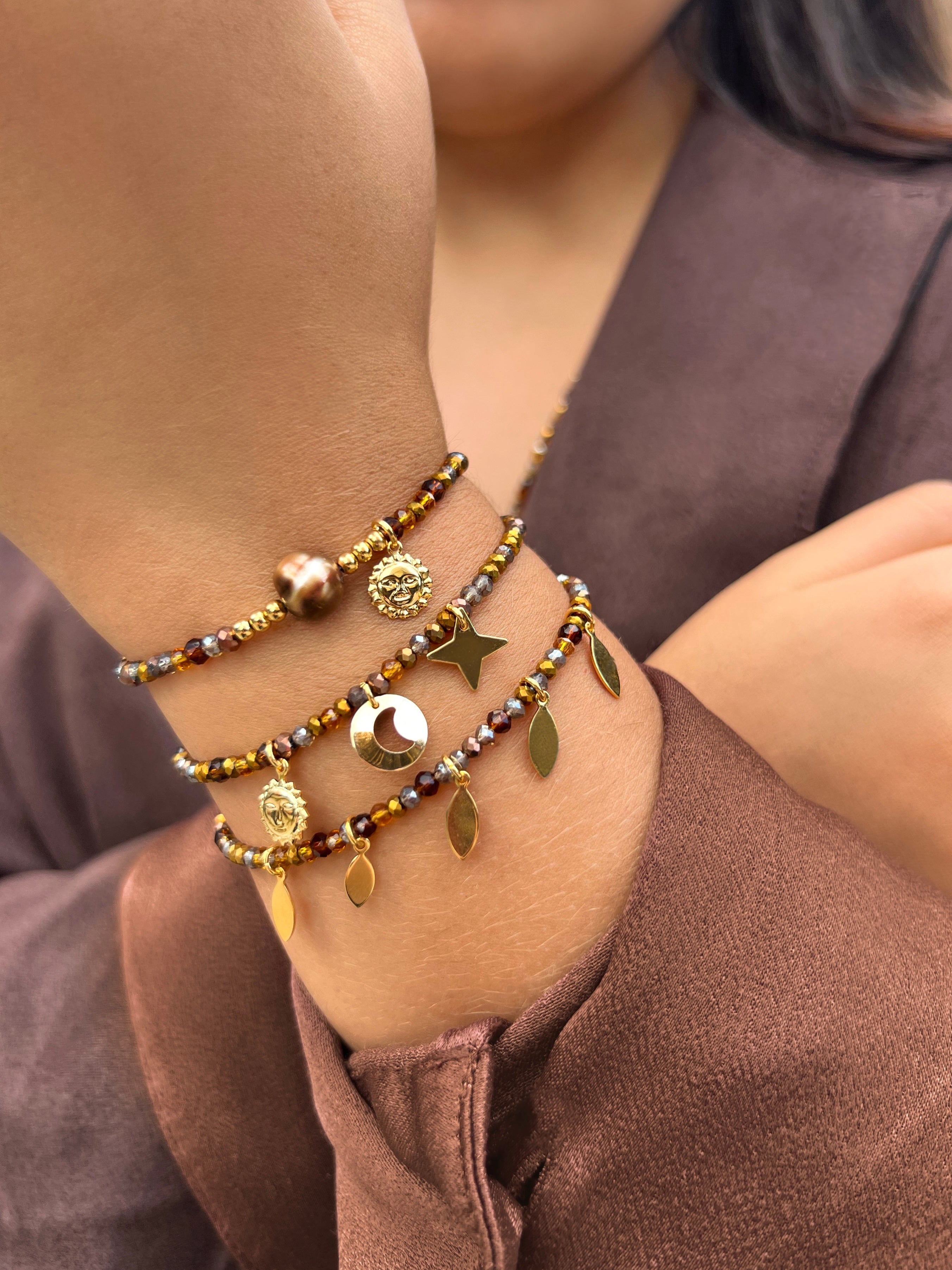 Mix De Três Pulseiras Tons Marrons E Pins Céu