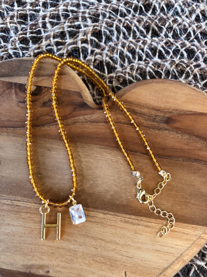 Colar De Cristais Lapidados Cor Caramelo Personalizado Letra Média Com Baguete Zircônia