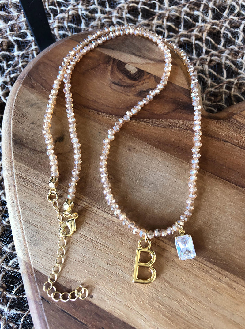 Colar De Cristais Lapidados Cor Dourado Personalizado Letra Média Com Baguete Zircônia