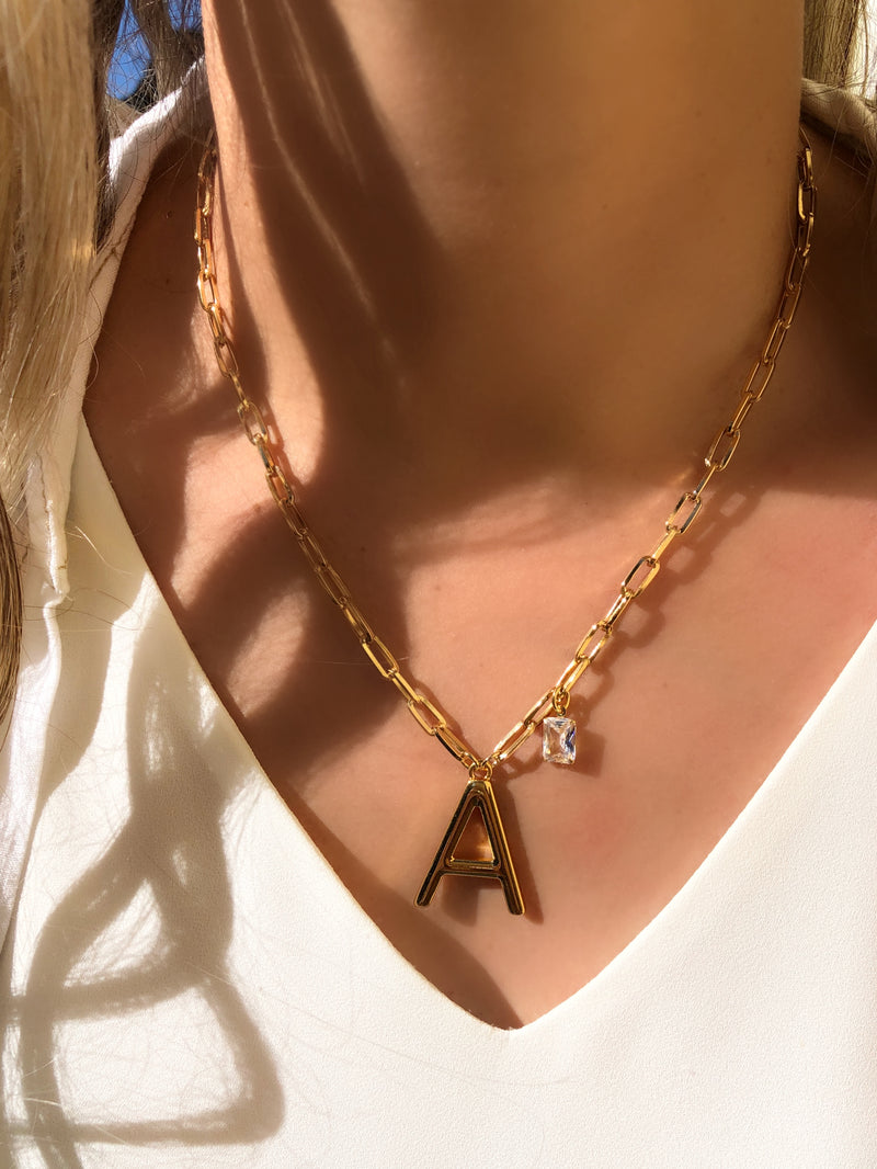 Colar Corrente Elos Fina Com Inicial Grande e Baguete Zircônia 45cm