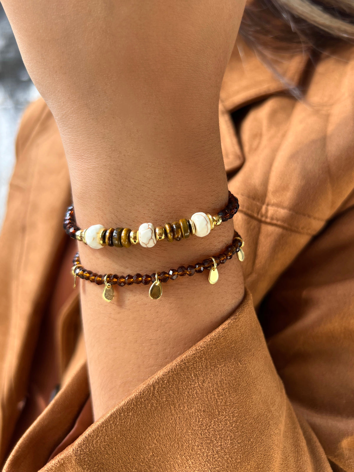 Mix De Pulseiras Cristais Marrom Escuro e Pedras Naturais Olho De Tigre e Howlita