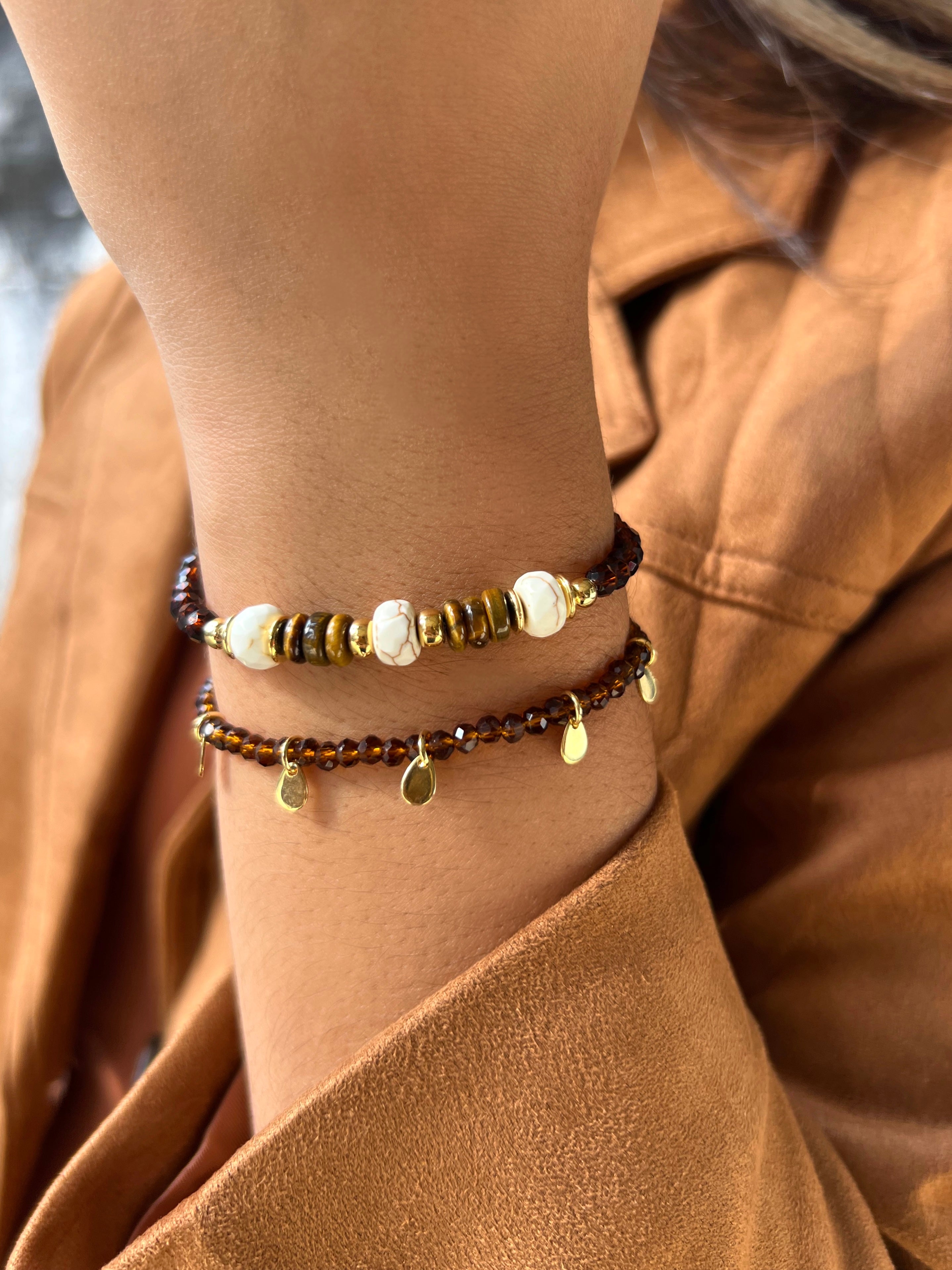 Mix De Pulseiras Cristais Marrom Escuro e Pedras Naturais Olho De Tigre e Howlita