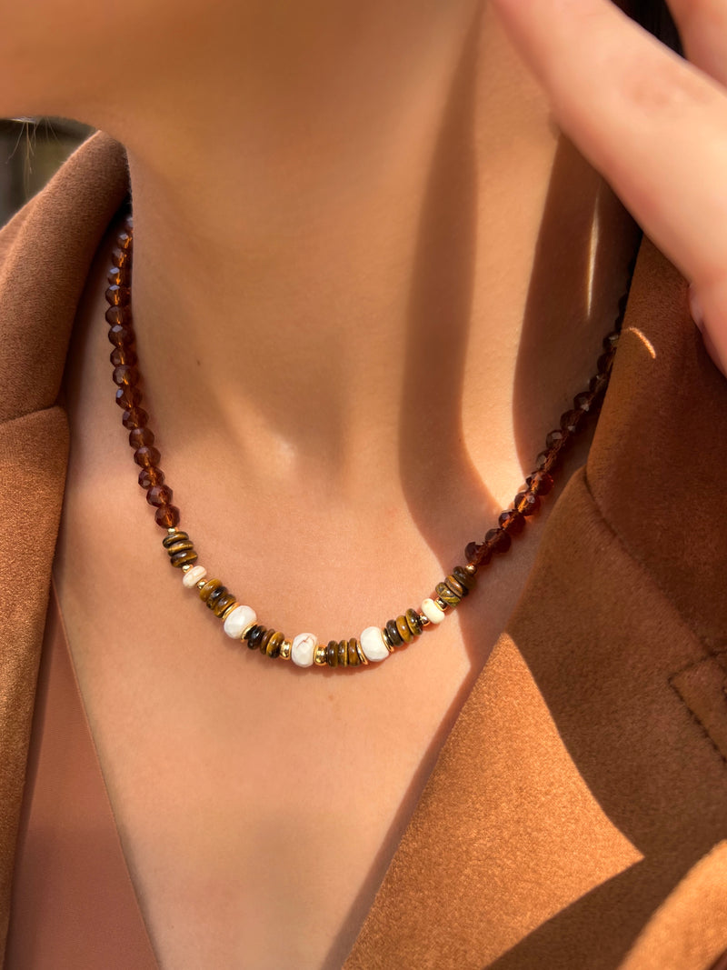 Colar Cristais Marrom Escuro E Pedras Naturais Olho De Tigre E Howlita 40cm