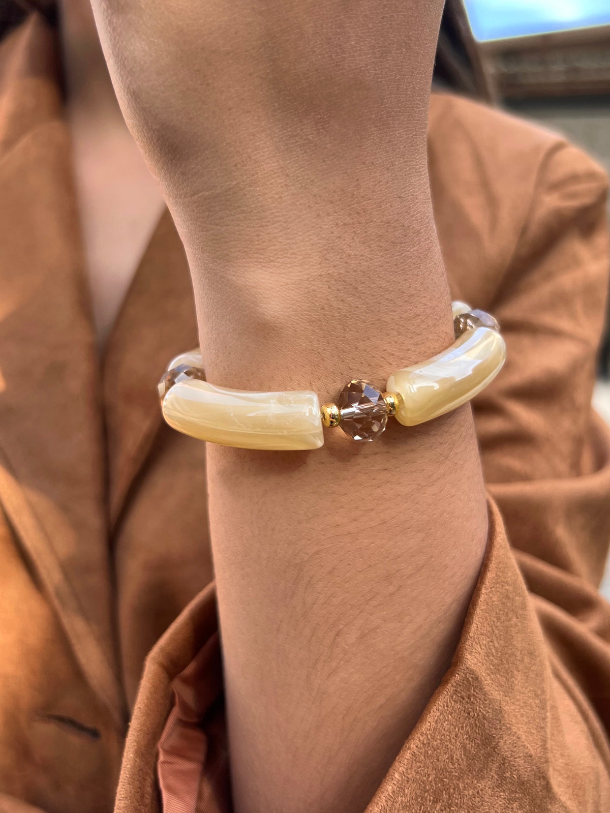 Pulseira Acrílica Soho Bege e Cristal Lapidado 17cm