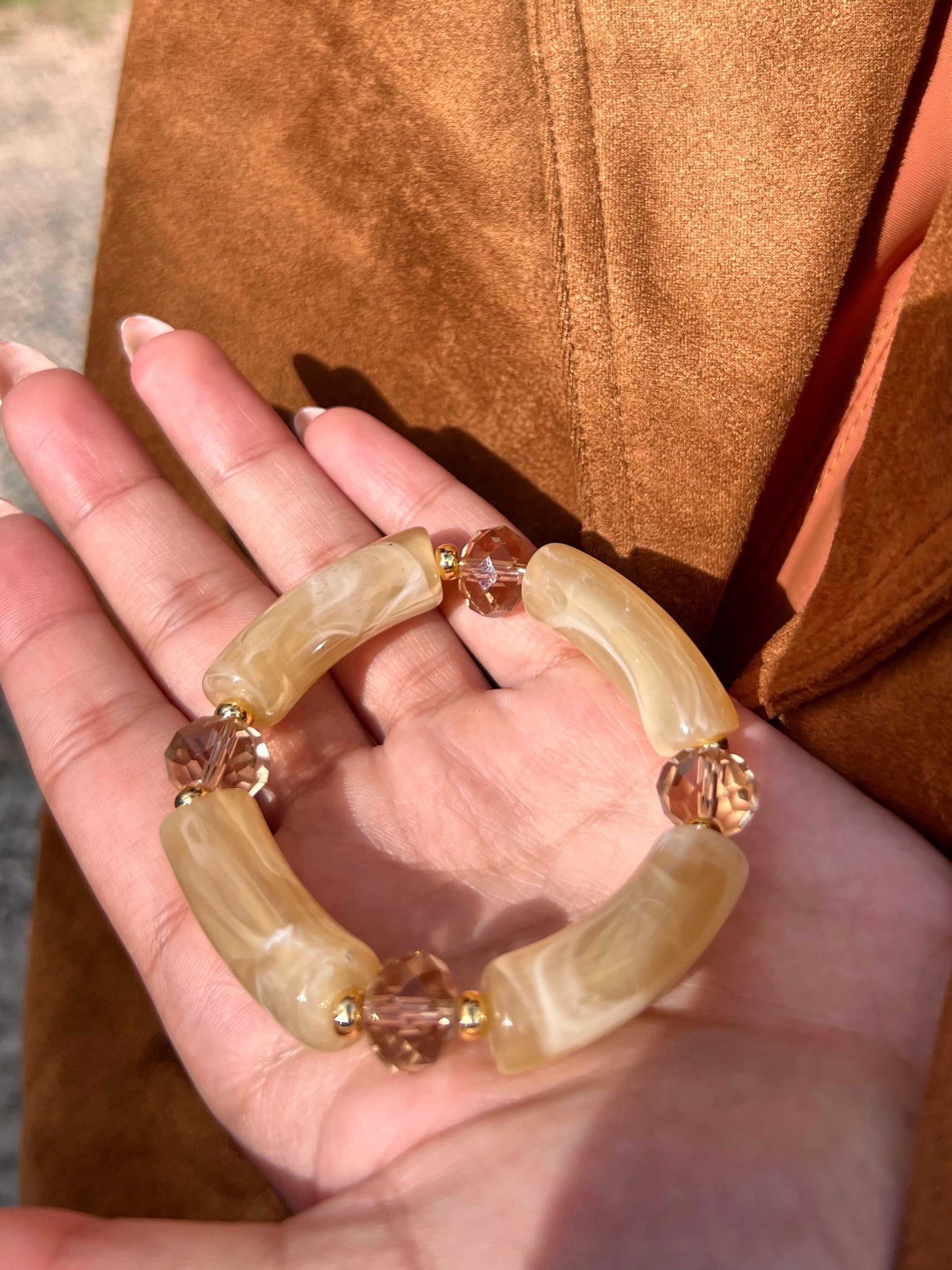 Pulseira Acrílica Soho Bege e Cristal Lapidado 17cm