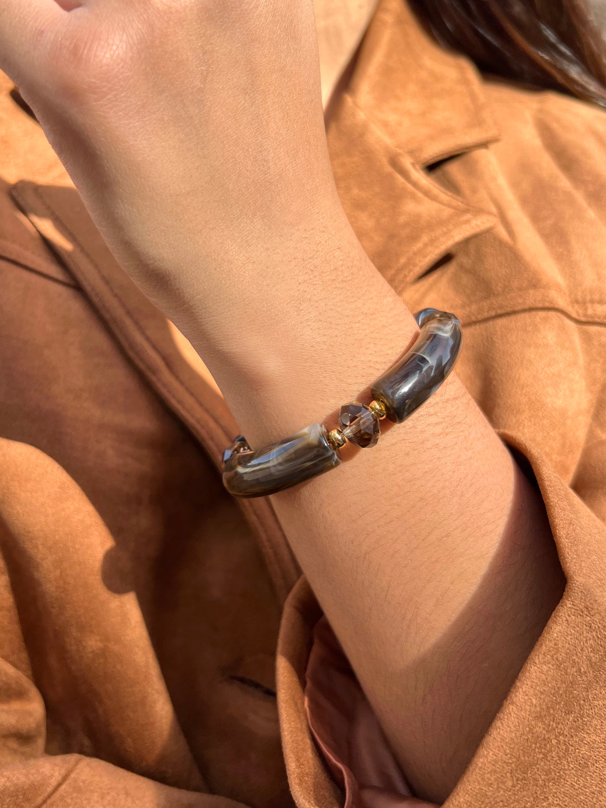 Pulseira Acrílica Soho Marrom e Cristal Lapidado 17cm