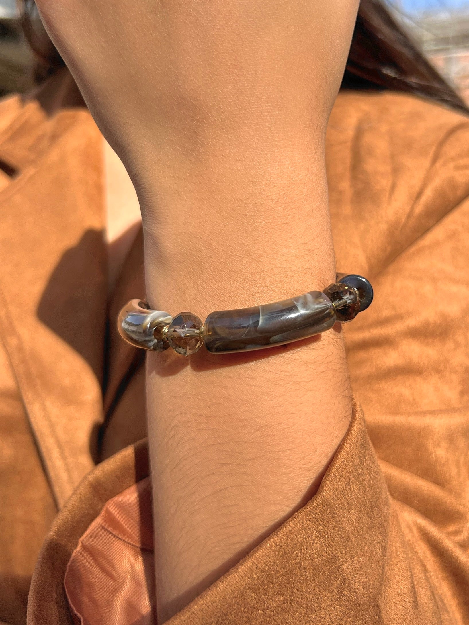 Pulseira Acrílica Soho Marrom e Cristal Lapidado 17cm