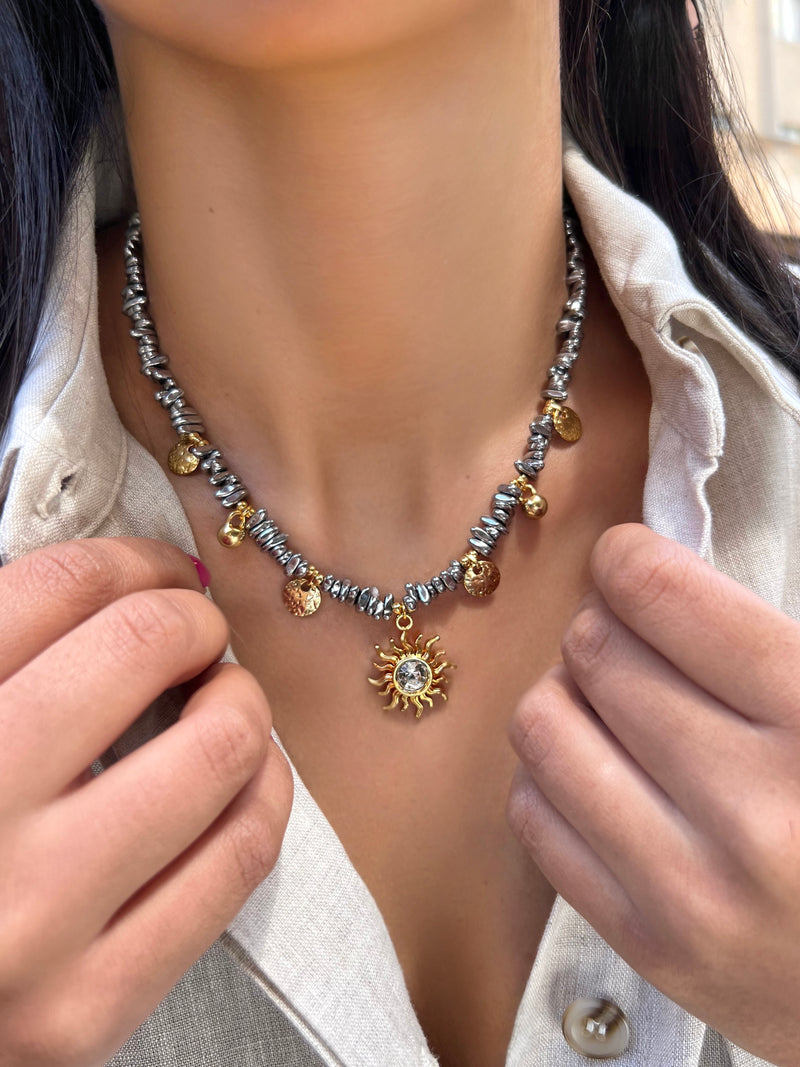 Colar Cascalho Hematita Ródio Com Pingentes Dourados 42cm