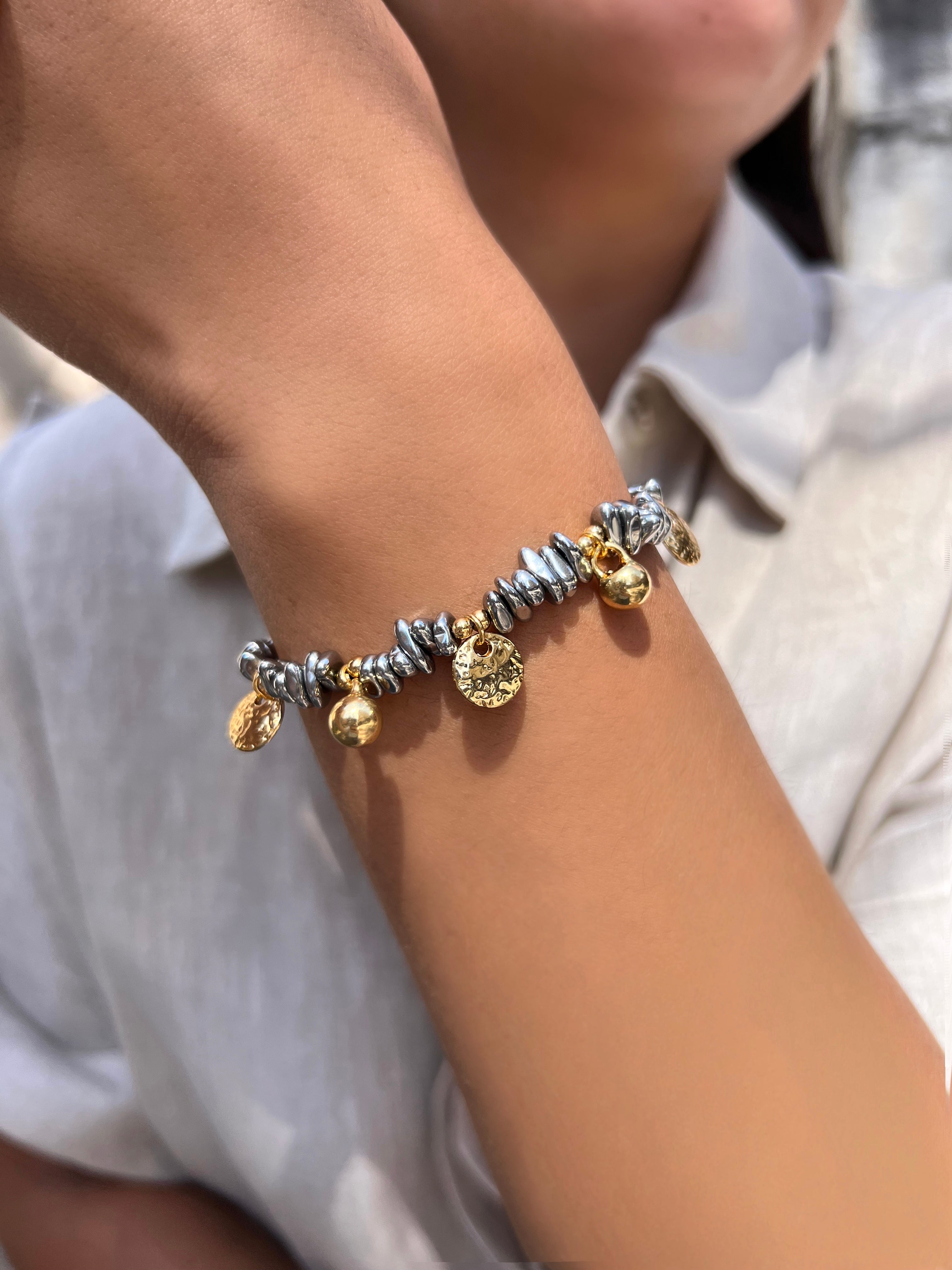 Pulseira Cascalho Hematita Ródio e Pingentes Dourados 16cm