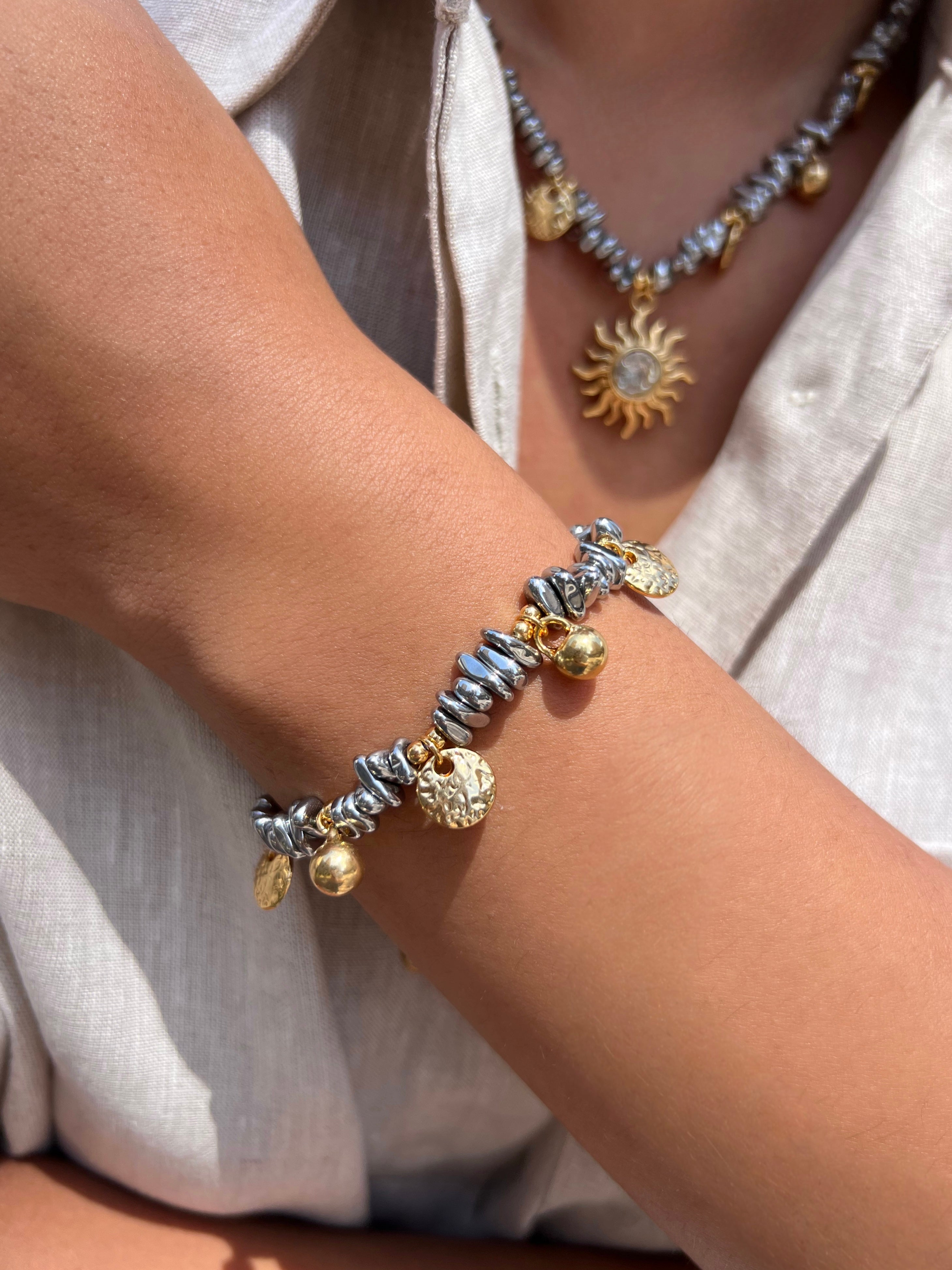 Pulseira Cascalho Hematita Ródio e Pingentes Dourados 16cm