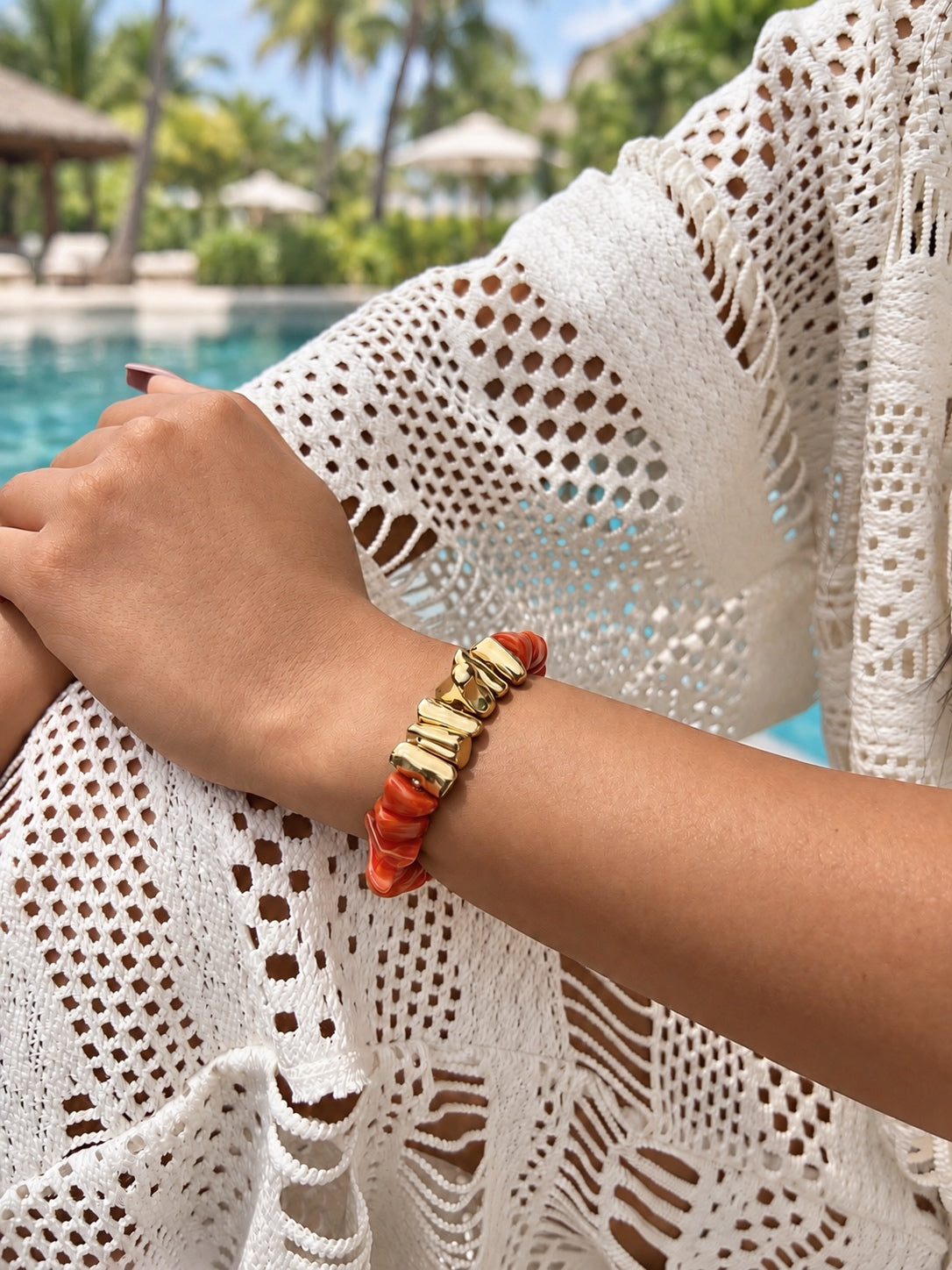 Pulseira Cascalho Acrílico Cor Coral e Banho Ouro 18k