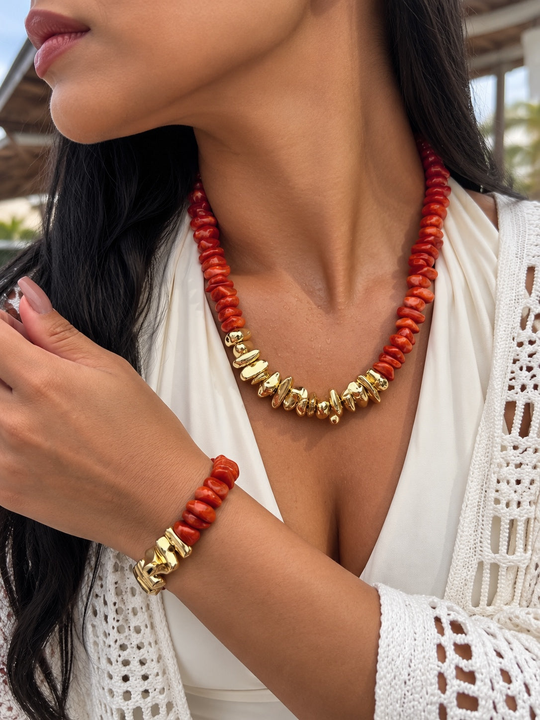 Pulseira Cascalho Acrílico Cor Coral e Banho Ouro 18k