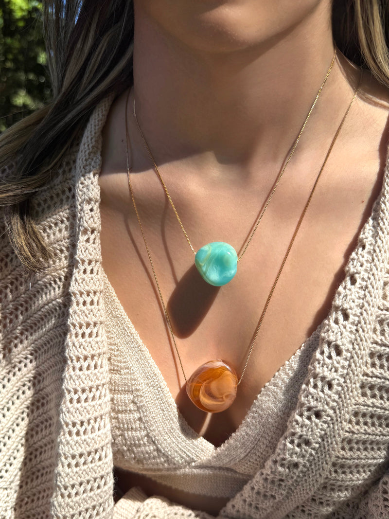 Mix De Dois Colares Corrente Veneziana Fina Com Pingente Resina Verde Pacífico E Camel